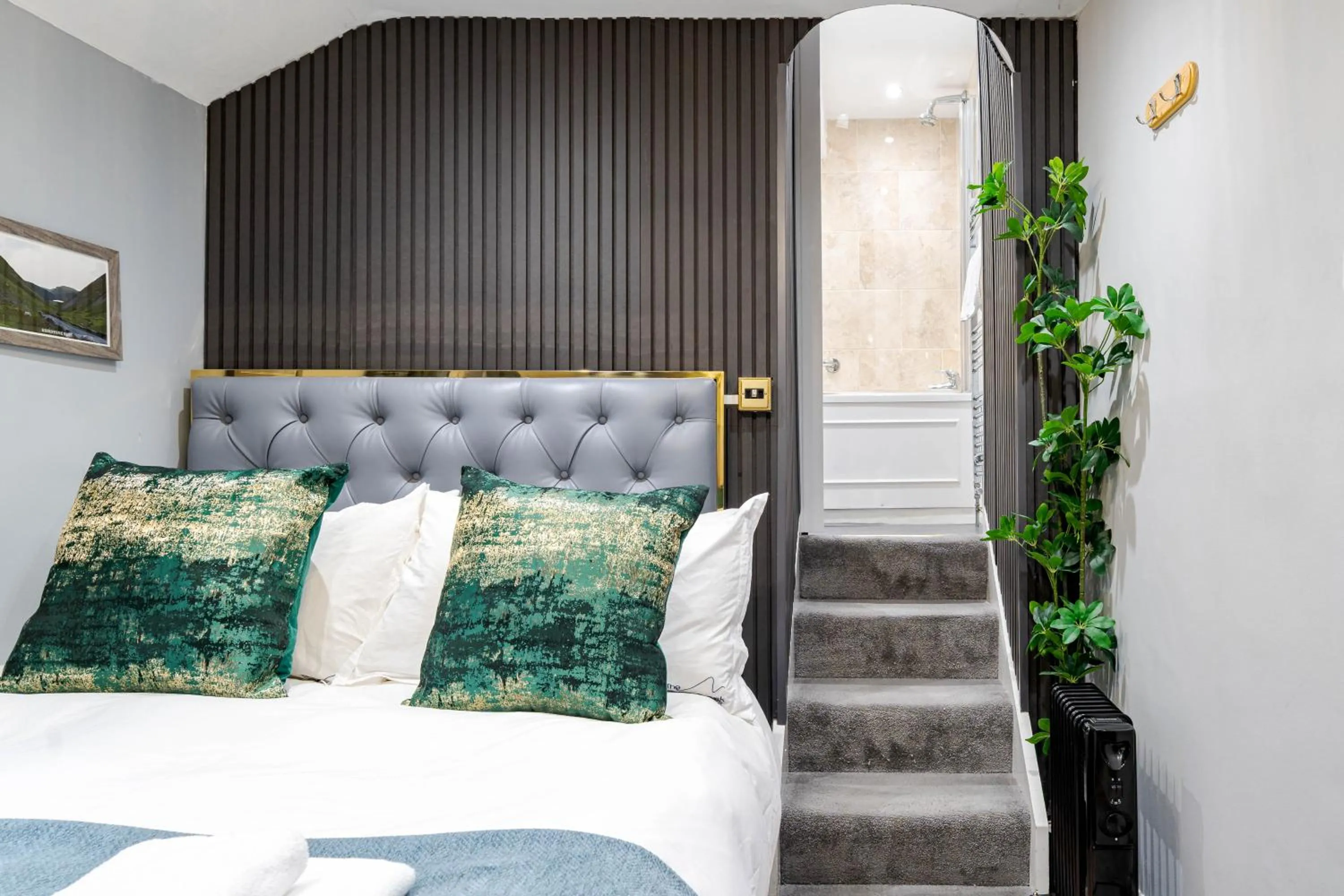 Bed in Waterhead Rooms & Suites - Parking Available Onsite