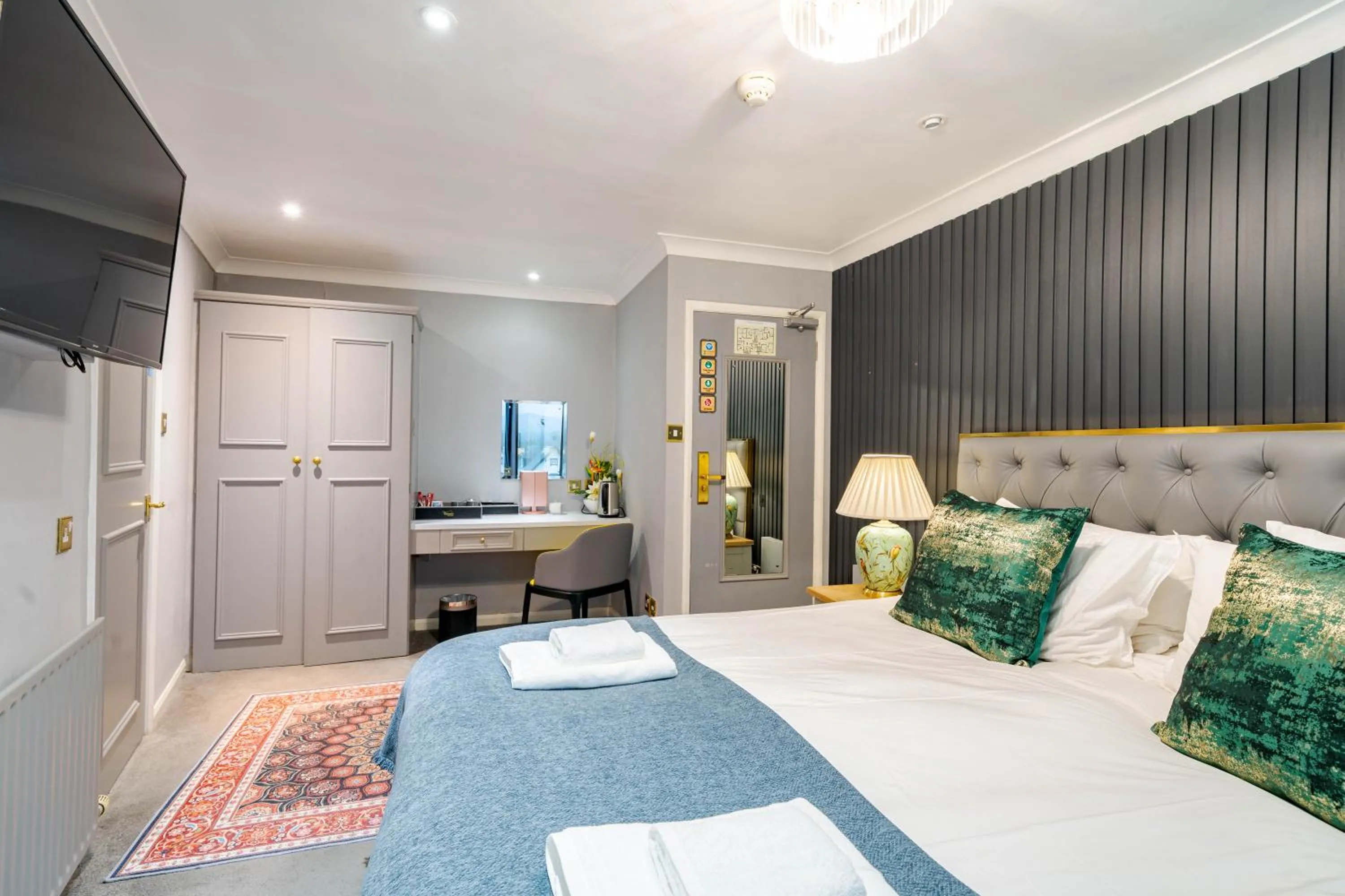 Bed in Waterhead Rooms & Suites - Parking Available Onsite