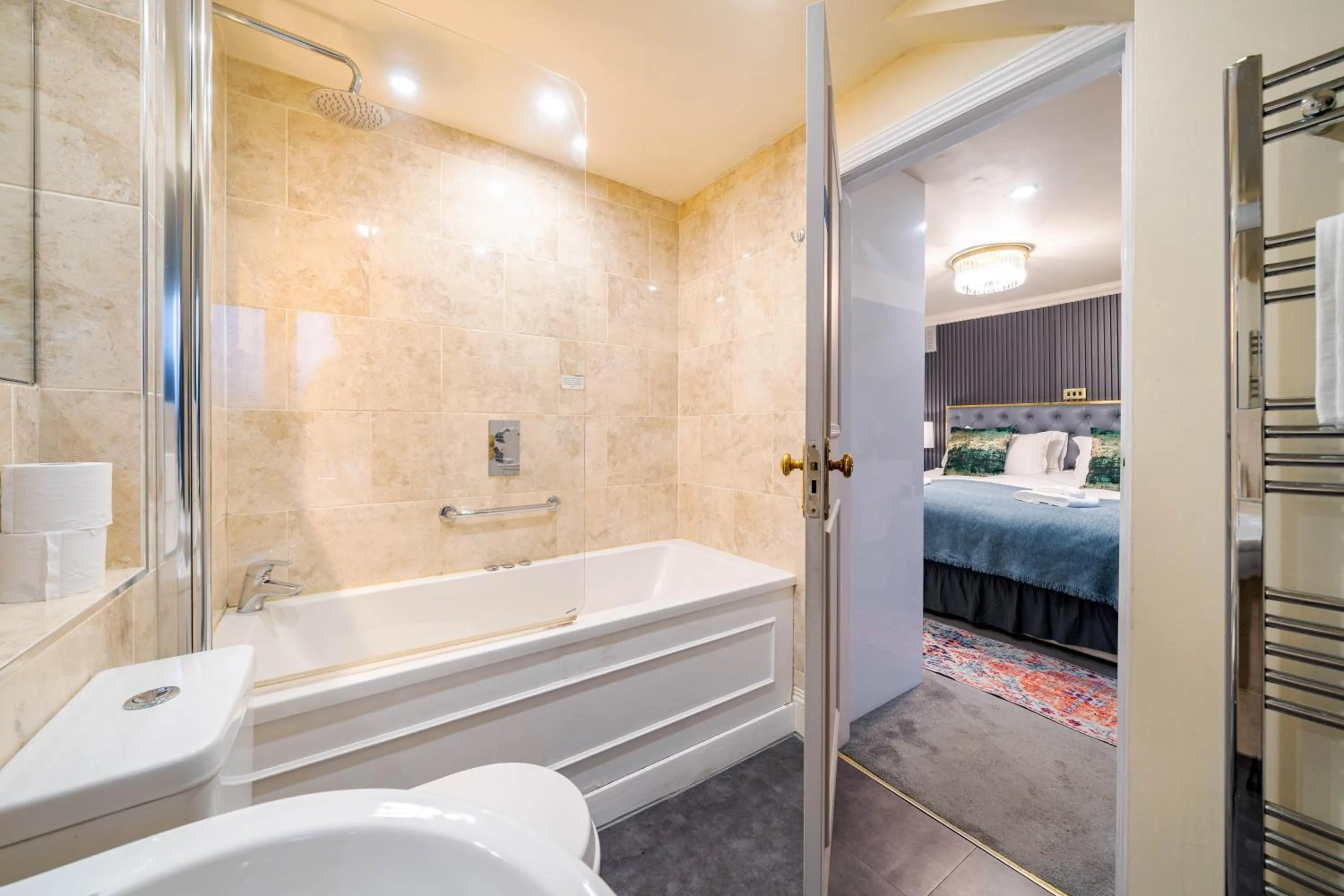 Bed in Waterhead Rooms & Suites - Parking Available Onsite