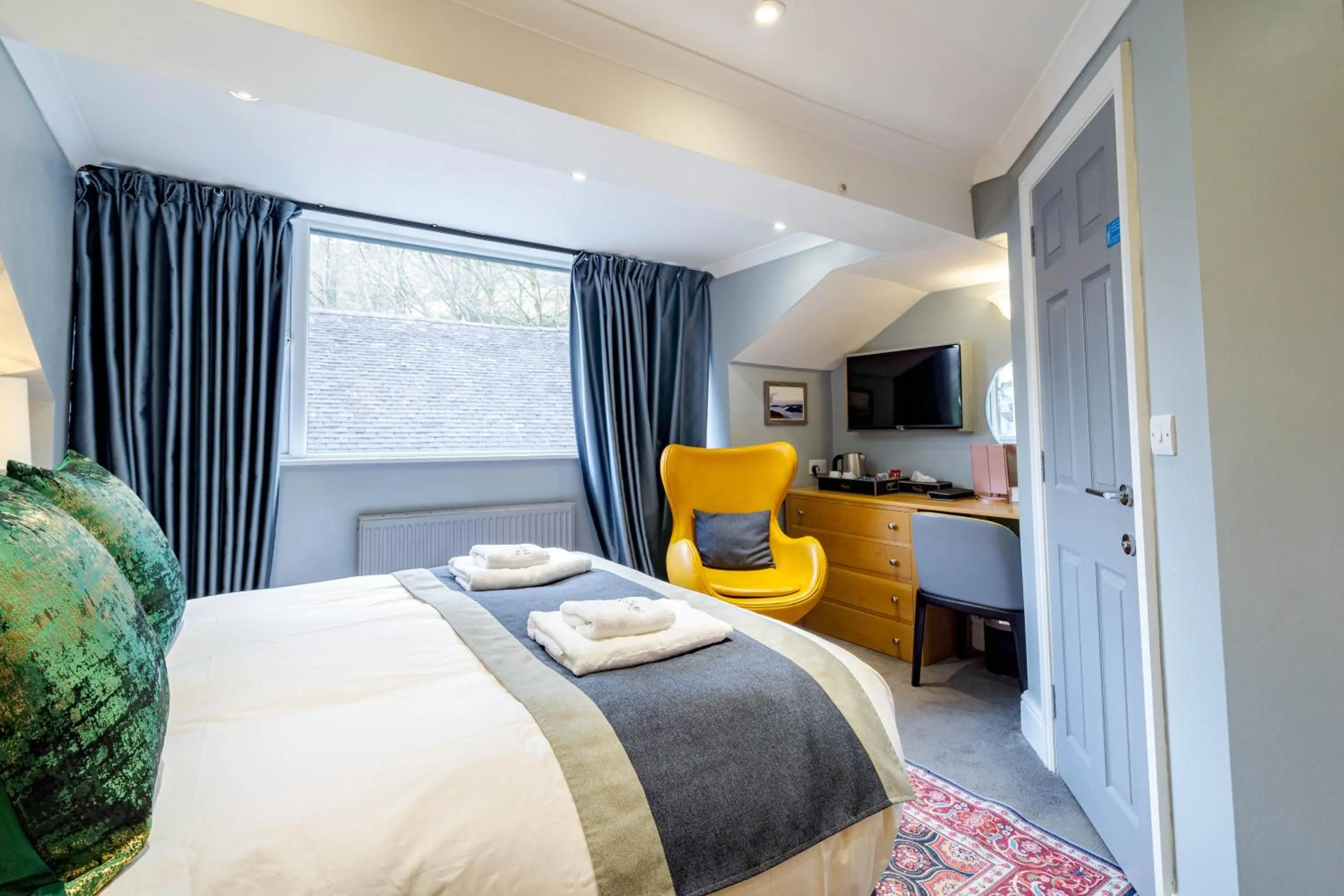 Bed in Waterhead Rooms & Suites - Parking Available Onsite