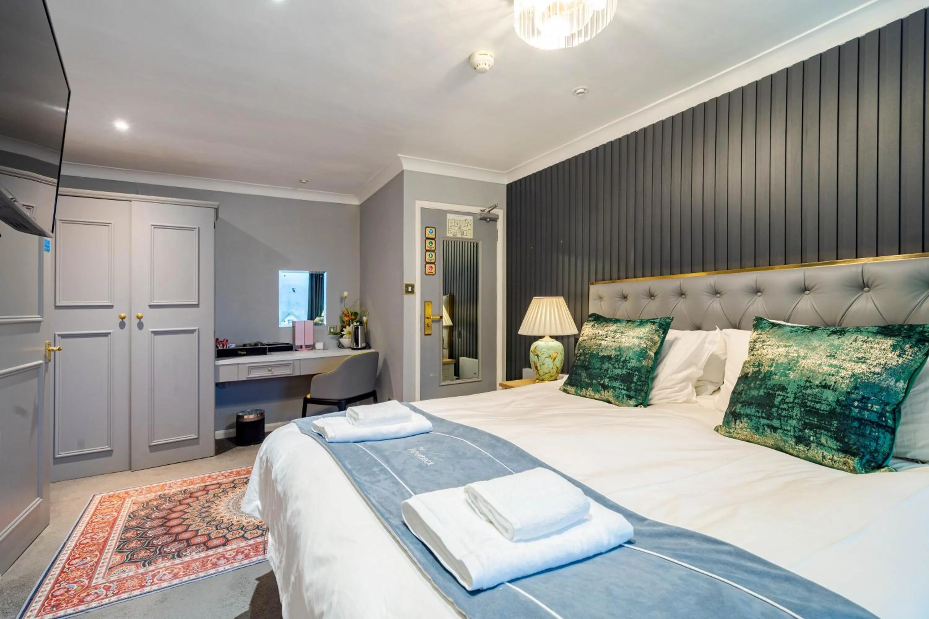 Bed in Waterhead Rooms & Suites - Parking Available Onsite