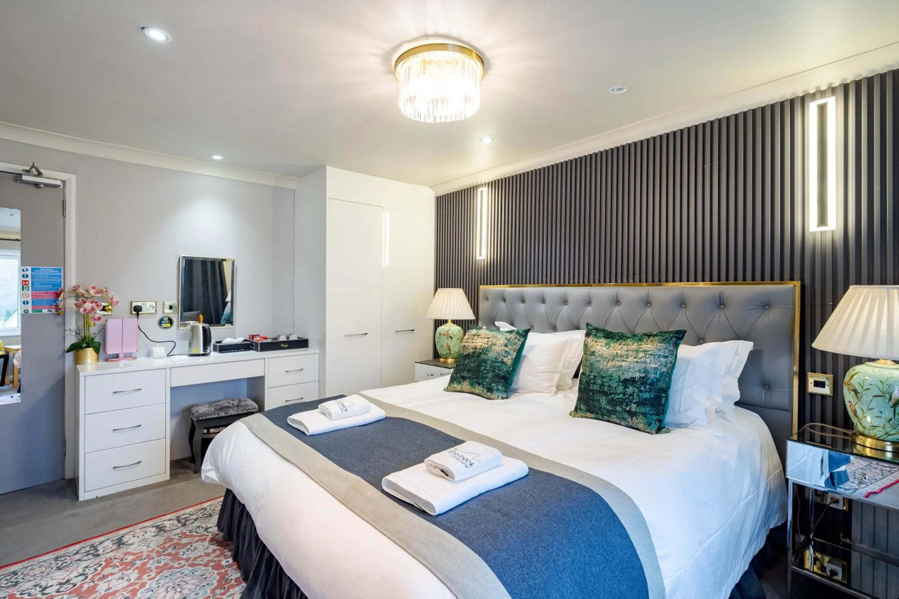 Bed in Waterhead Rooms & Suites - Parking Available Onsite