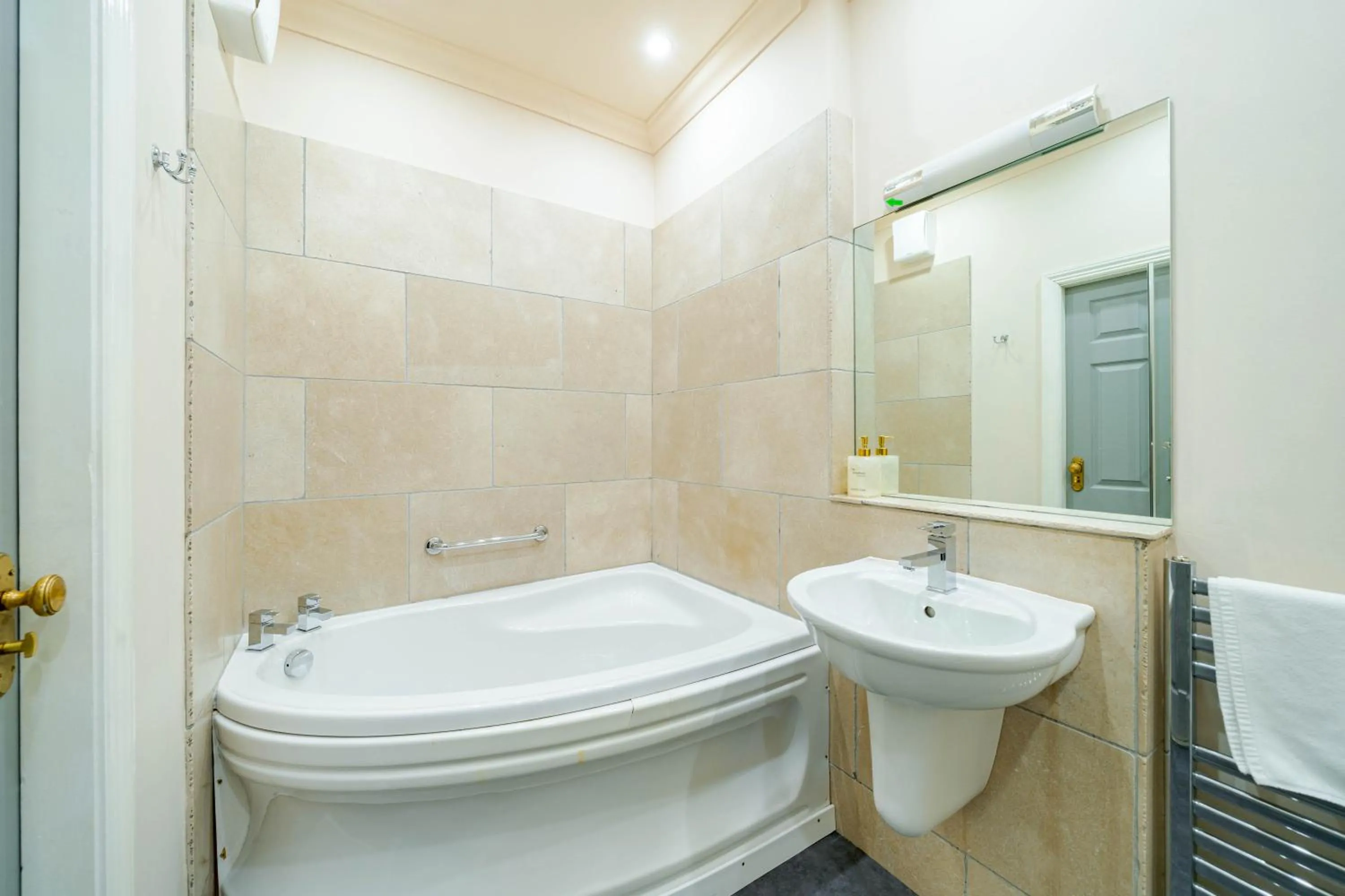 Waterhead Rooms & Suites - Parking Available Onsite