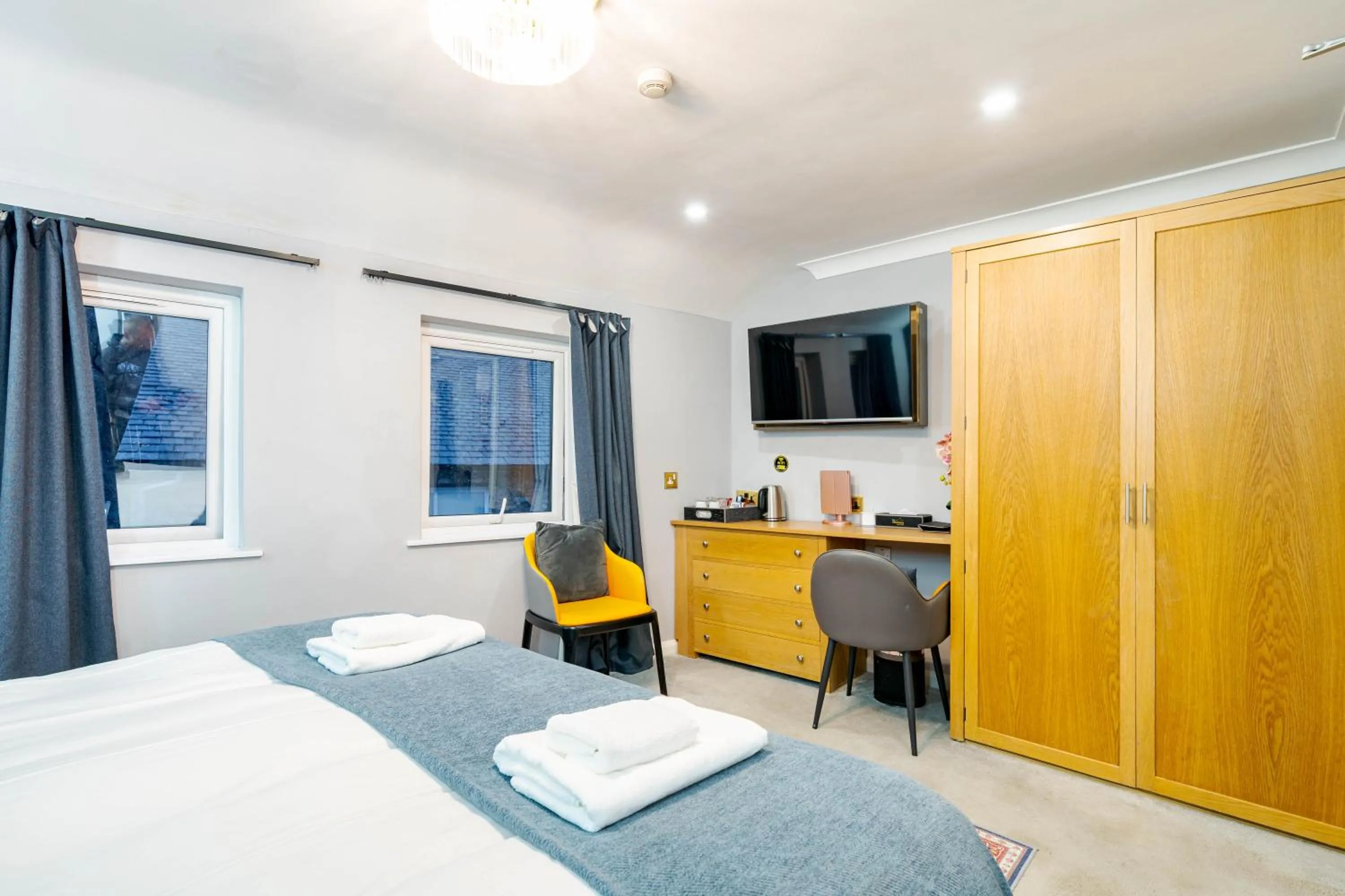 Bed in Waterhead Rooms & Suites - Parking Available Onsite