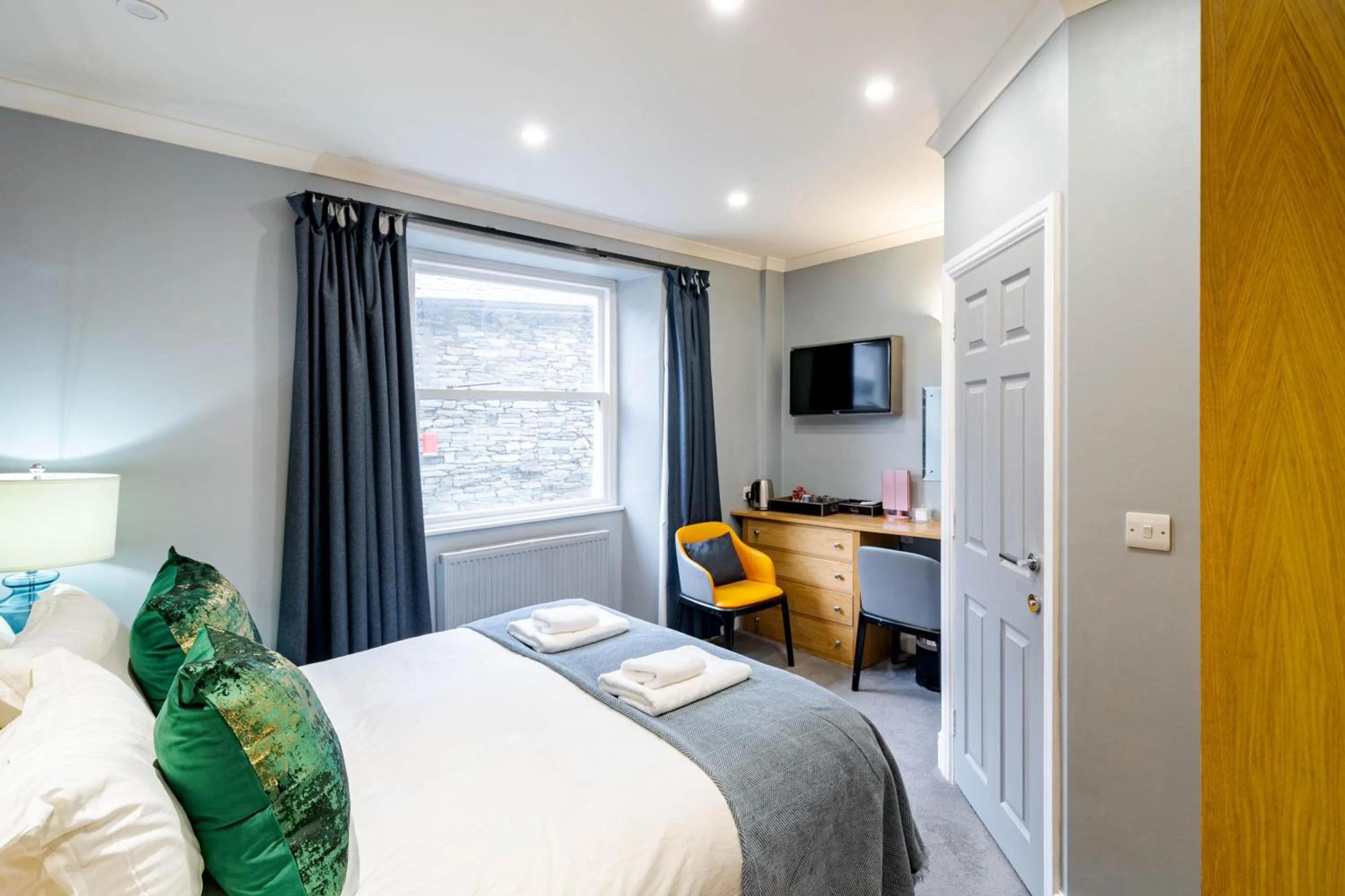 Bed in Waterhead Rooms & Suites - Parking Available Onsite