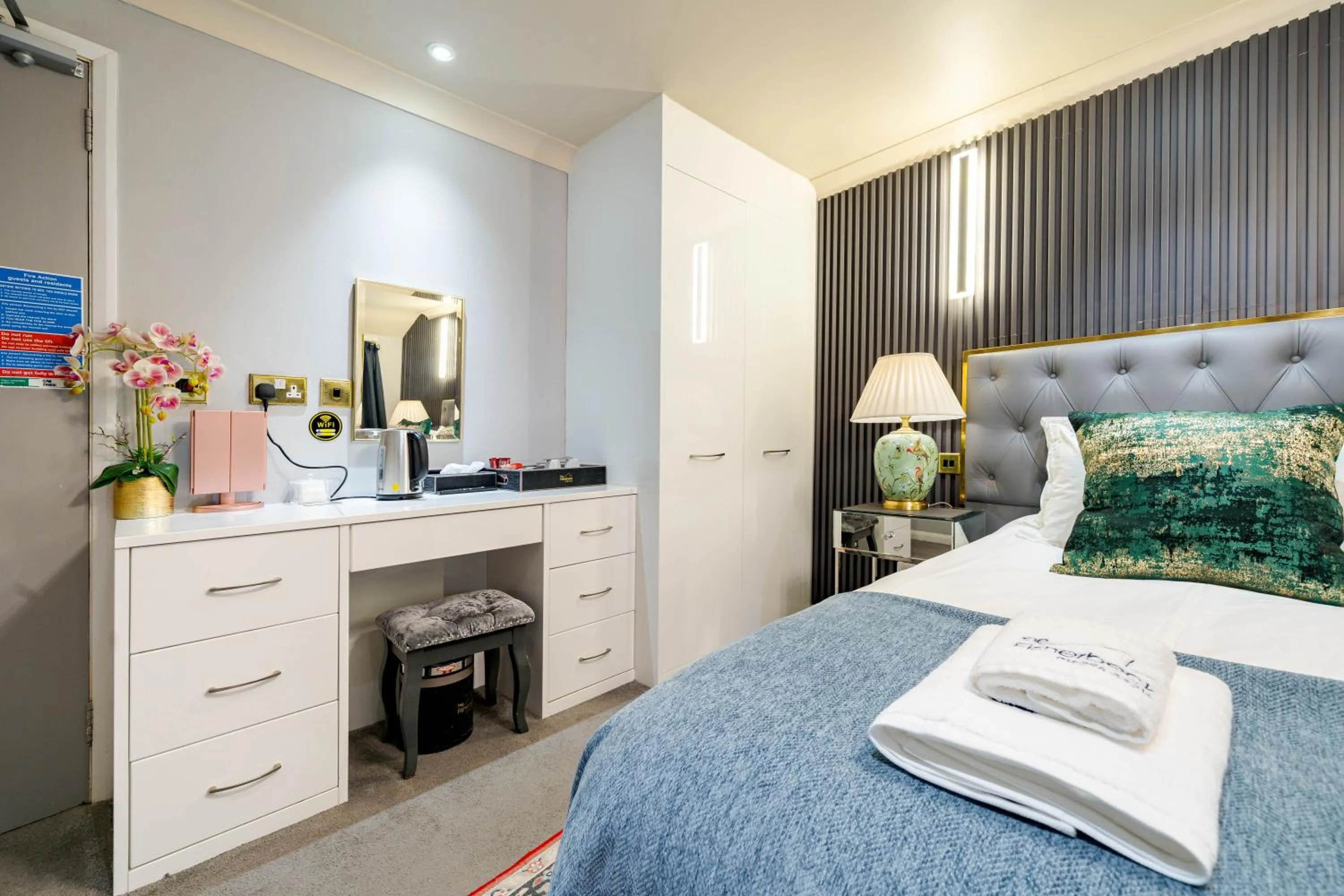 Bed in Waterhead Rooms & Suites - Parking Available Onsite