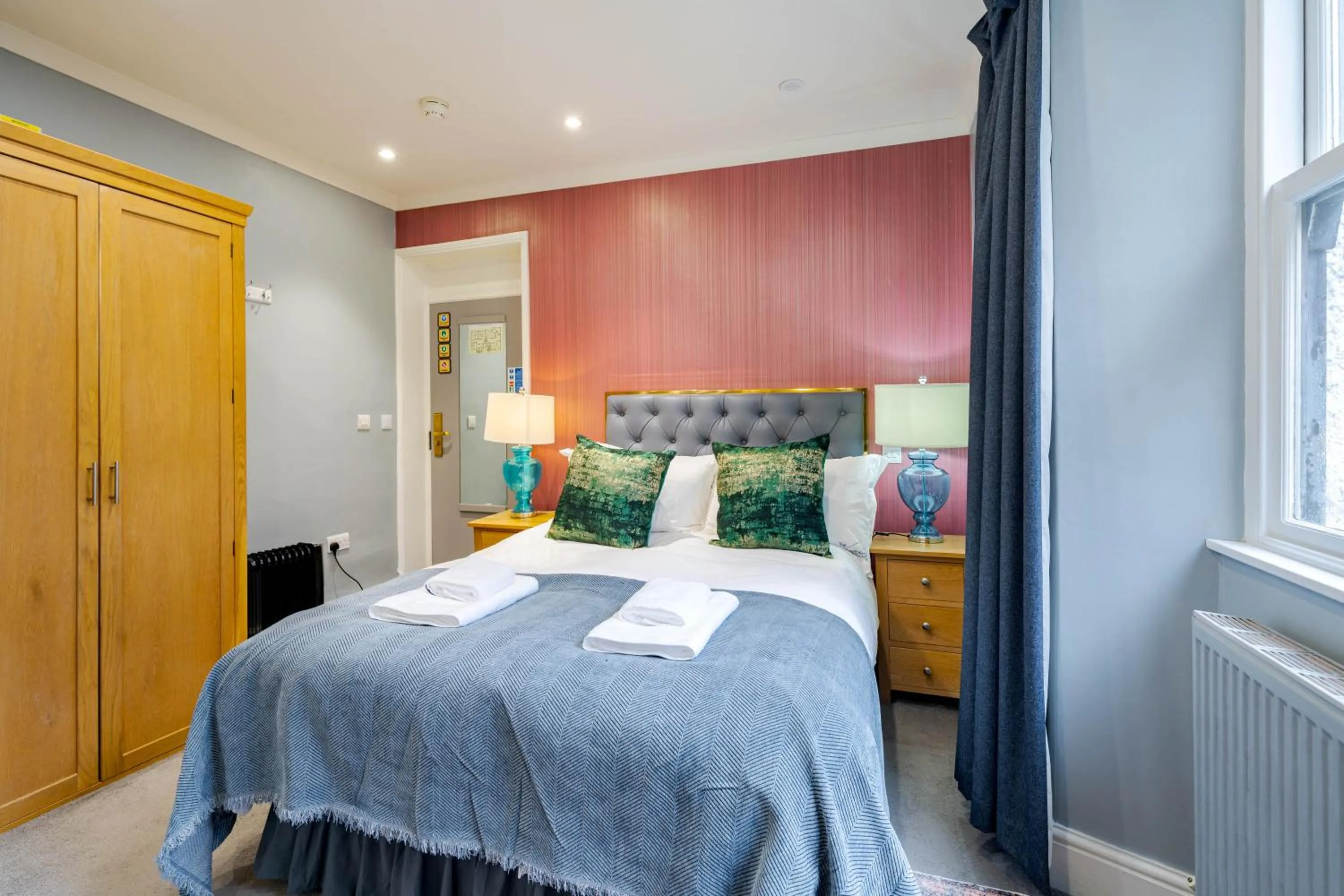 Bed in Waterhead Rooms & Suites - Parking Available Onsite