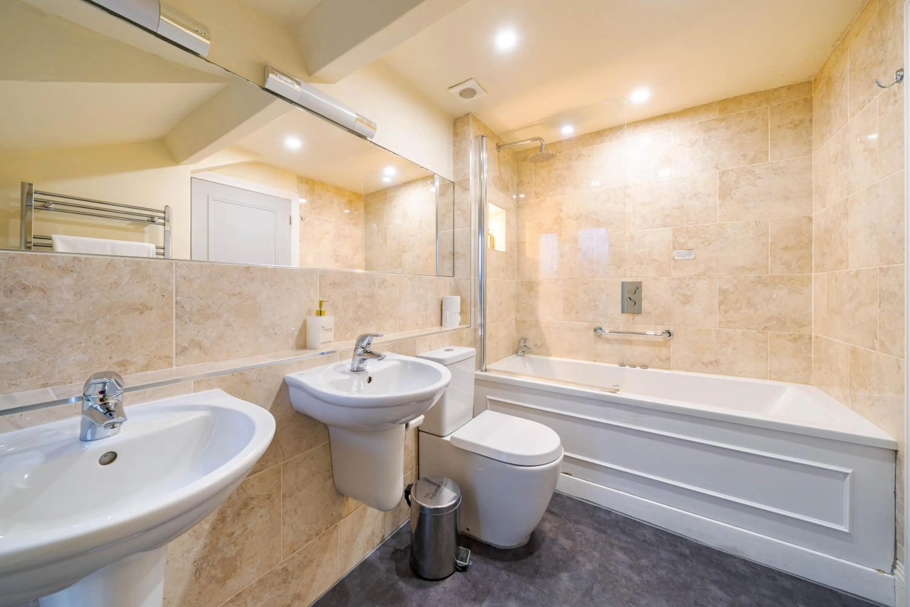 Waterhead Rooms & Suites - Parking Available Onsite