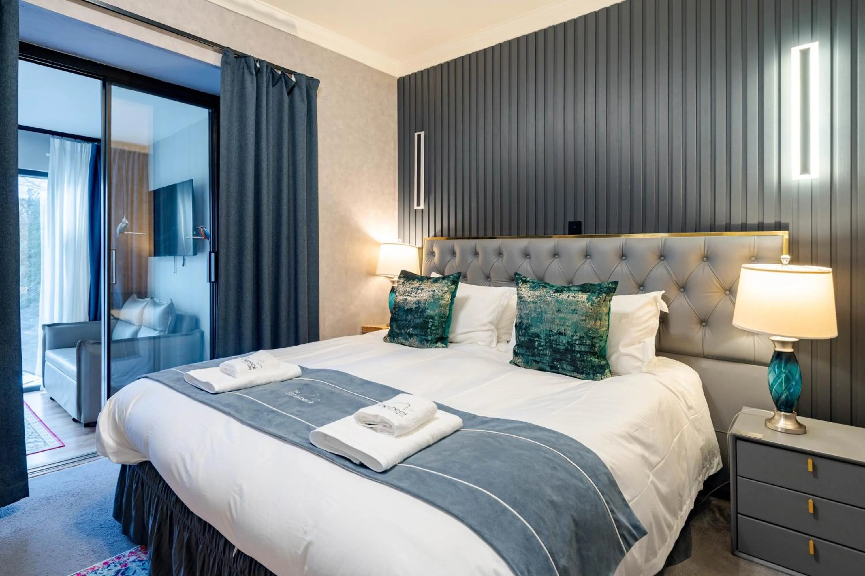Bed in Waterhead Rooms & Suites - Parking Available Onsite
