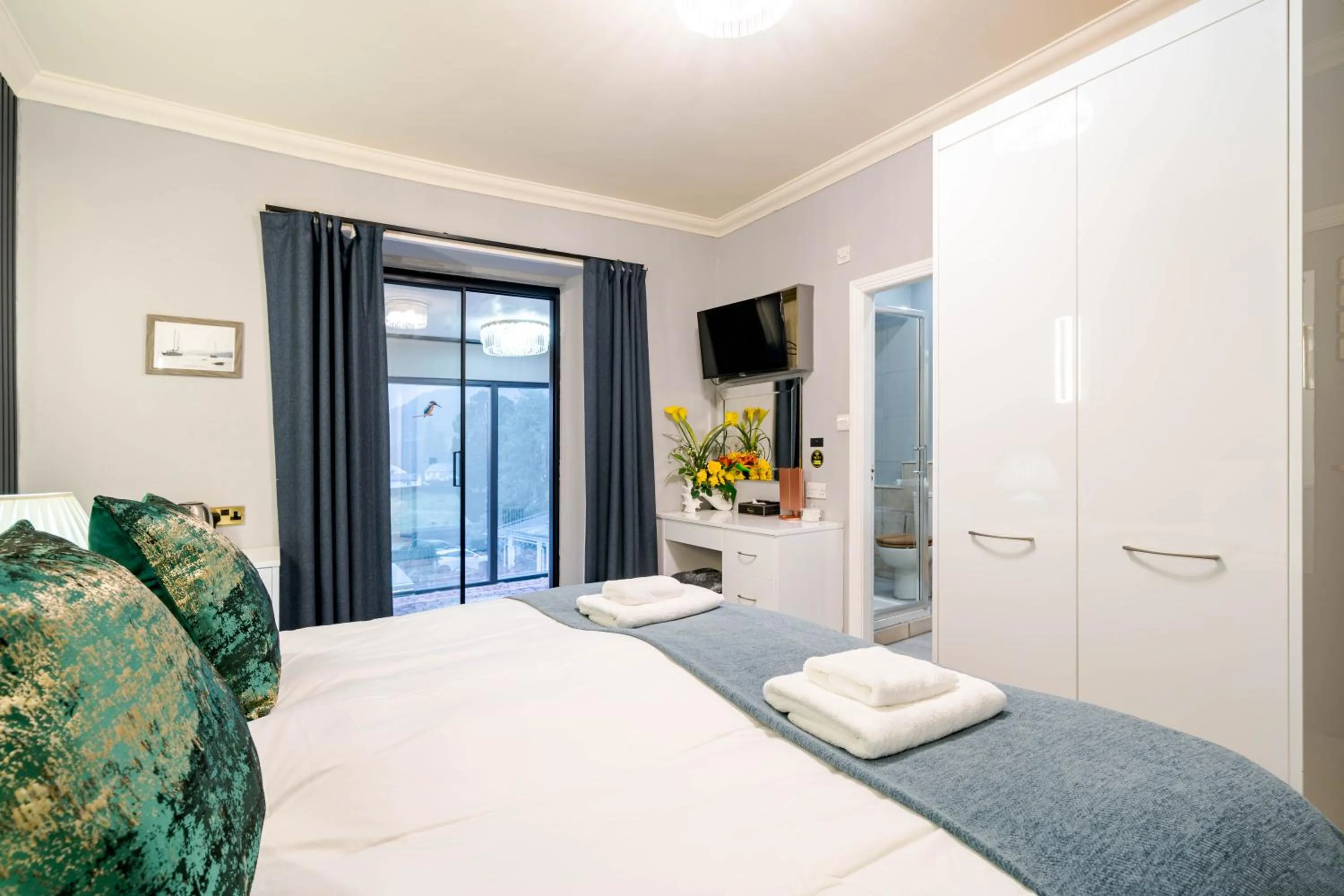 Bed in Waterhead Rooms & Suites - Parking Available Onsite