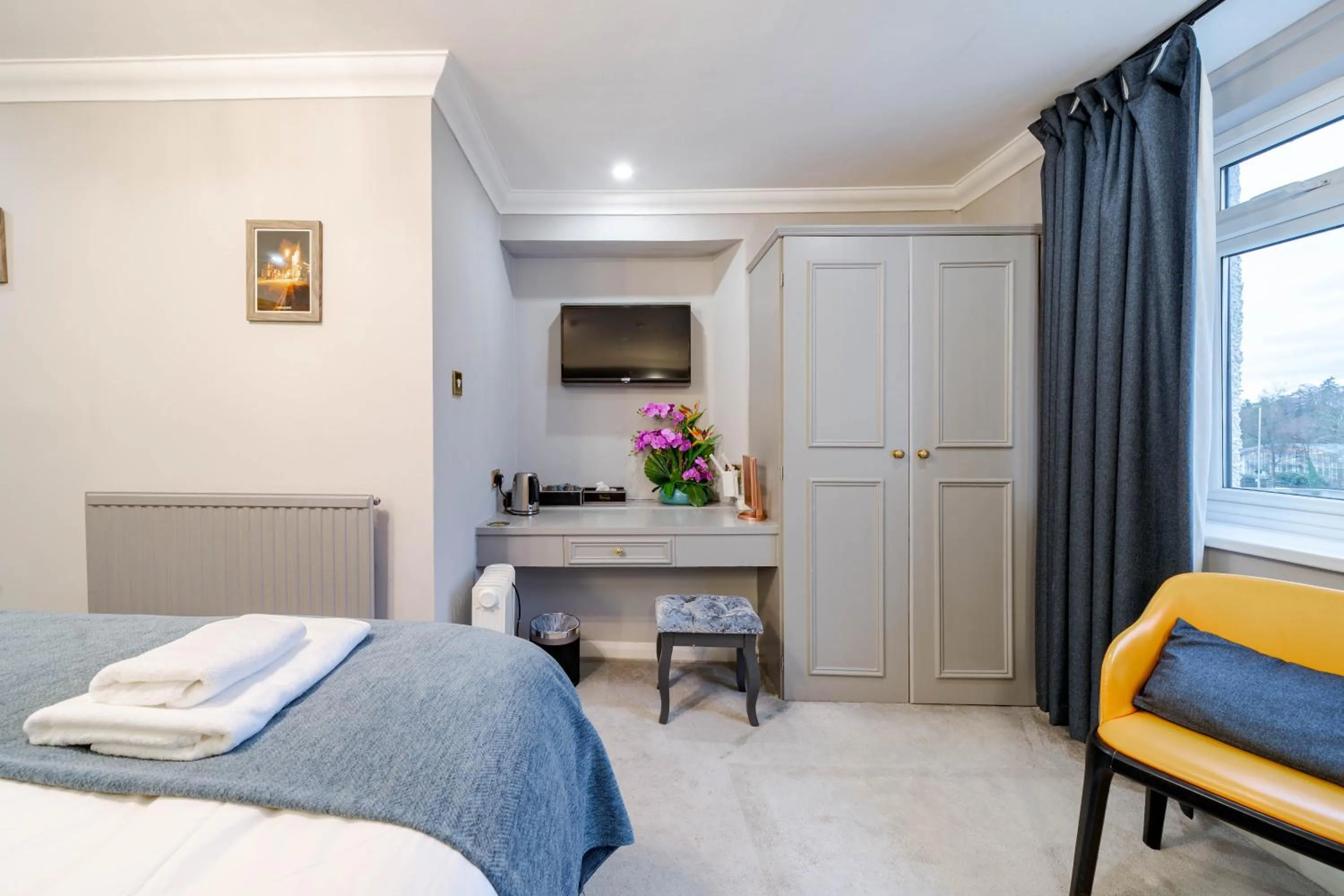 Bed in Waterhead Rooms & Suites - Parking Available Onsite