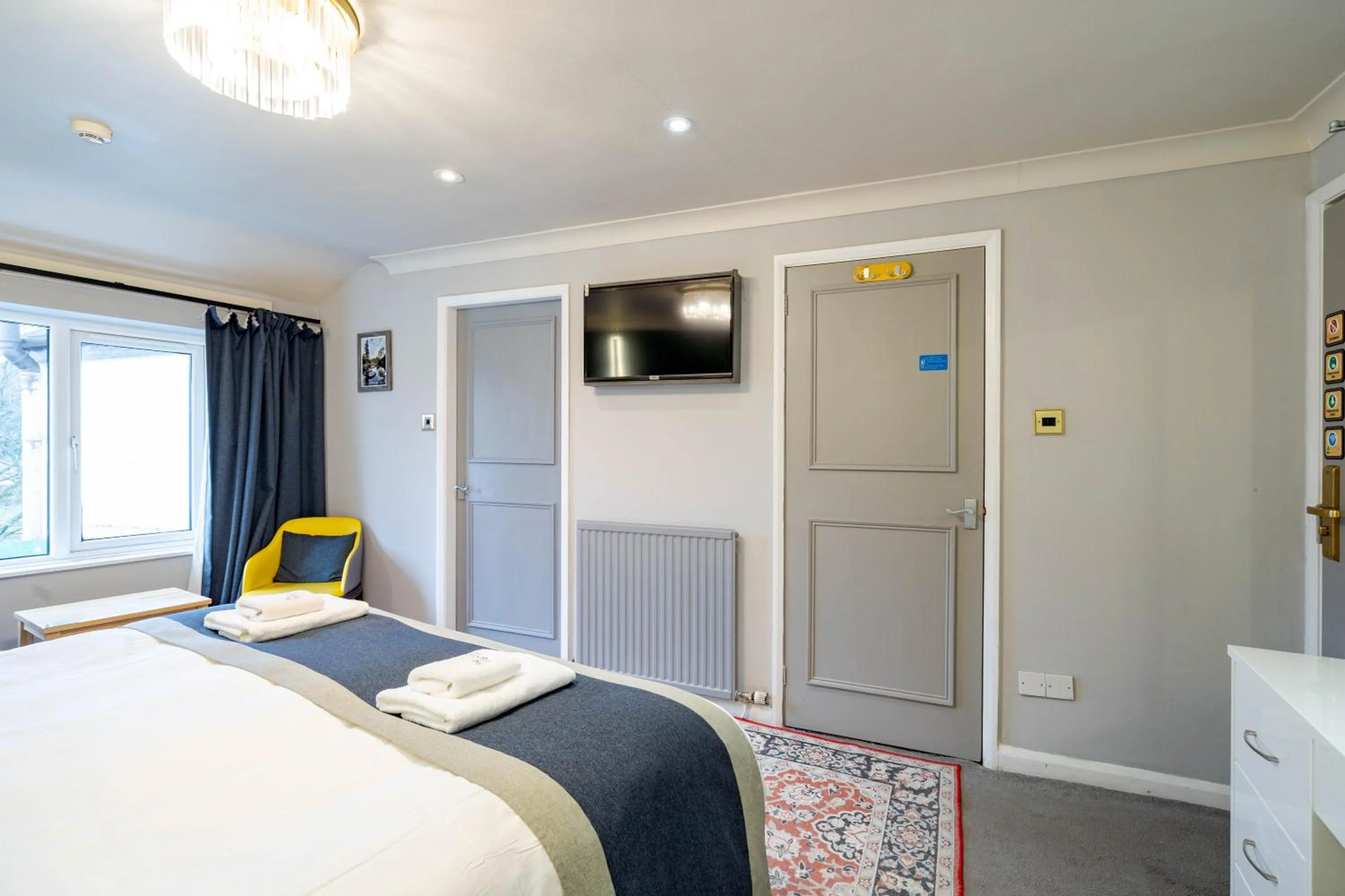 Bed in Waterhead Rooms & Suites - Parking Available Onsite