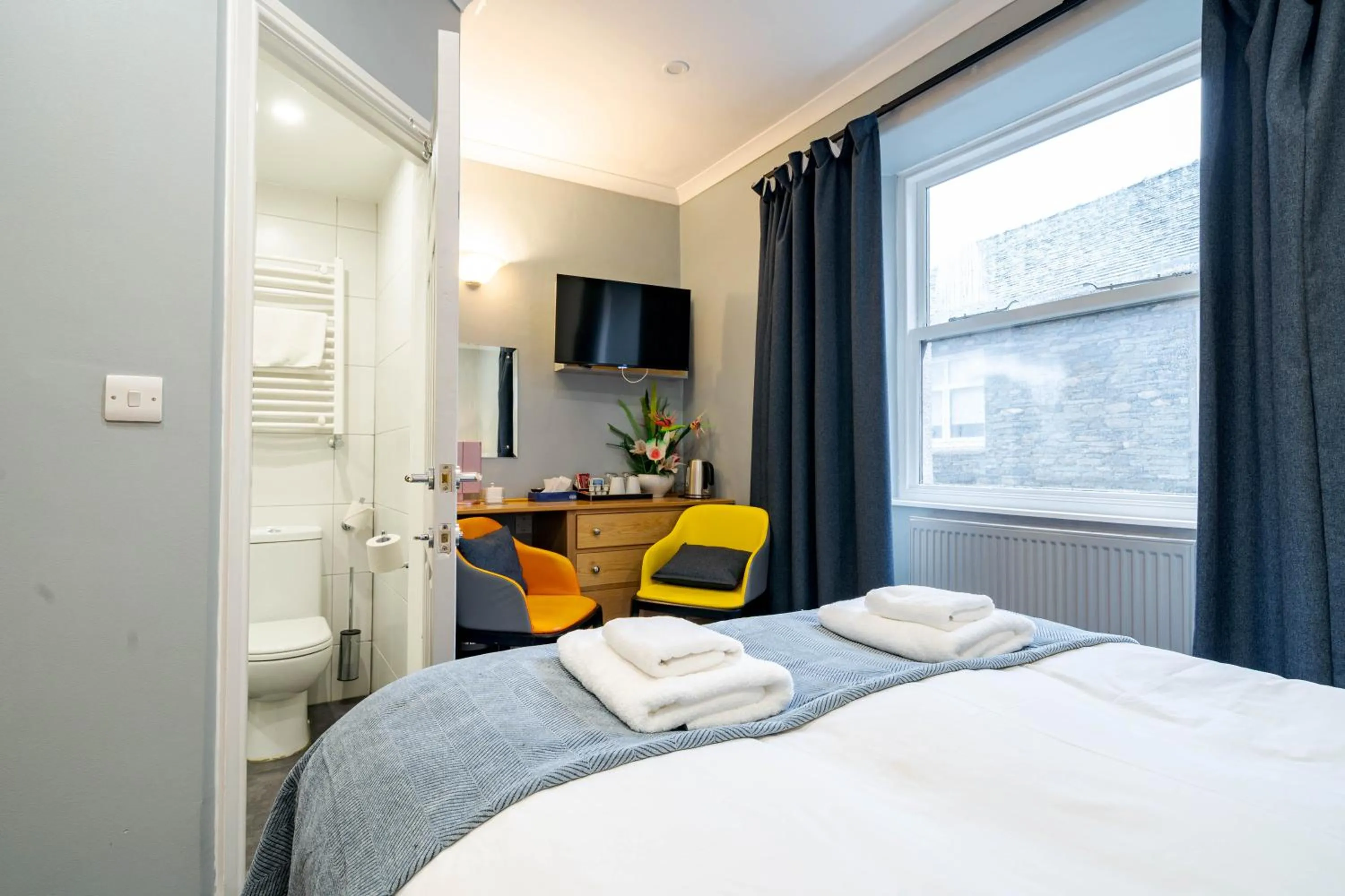 Bed in Waterhead Rooms & Suites - Parking Available Onsite