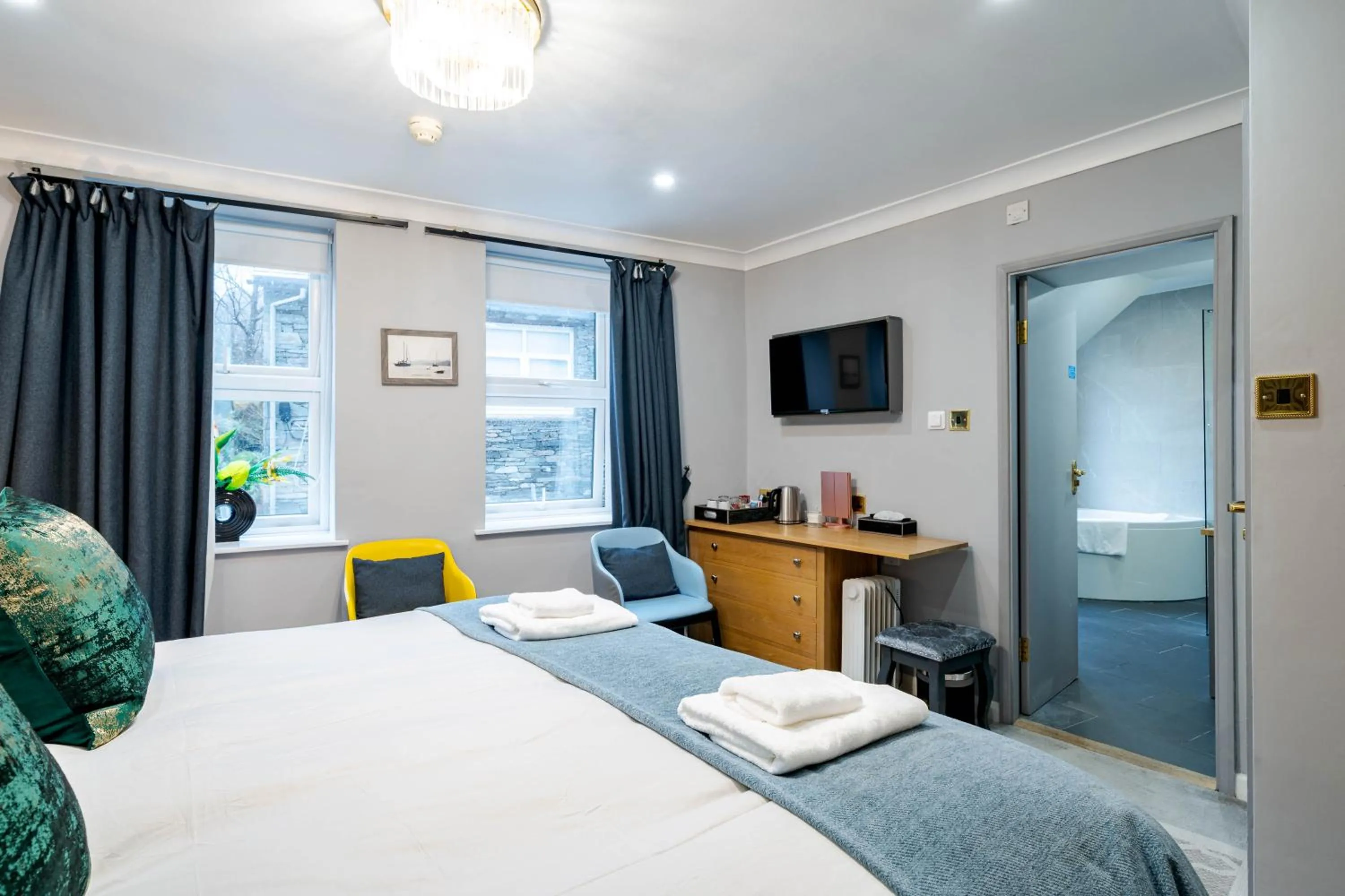 Bed in Waterhead Rooms & Suites - Parking Available Onsite