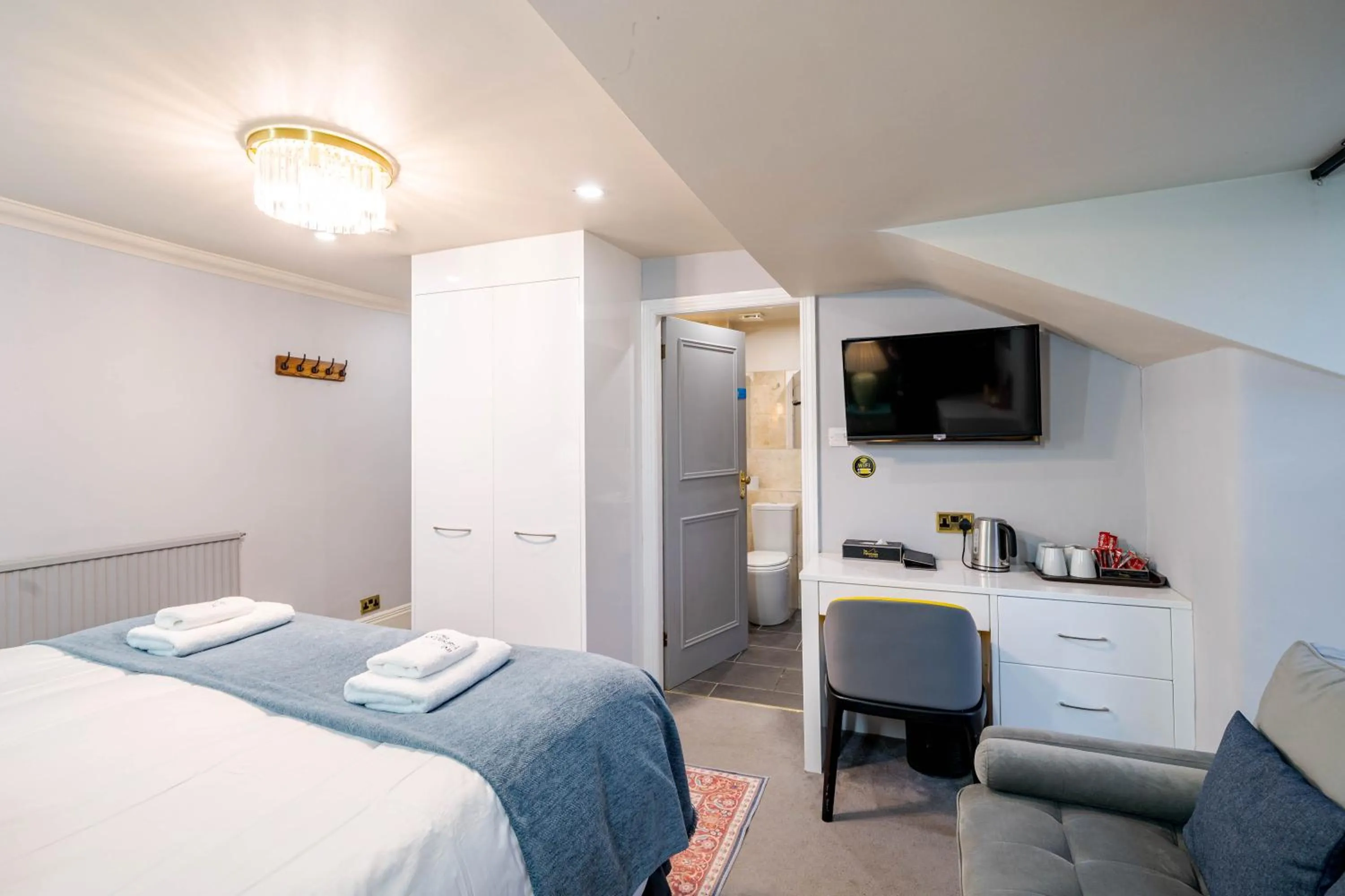 Bed in Waterhead Rooms & Suites - Parking Available Onsite