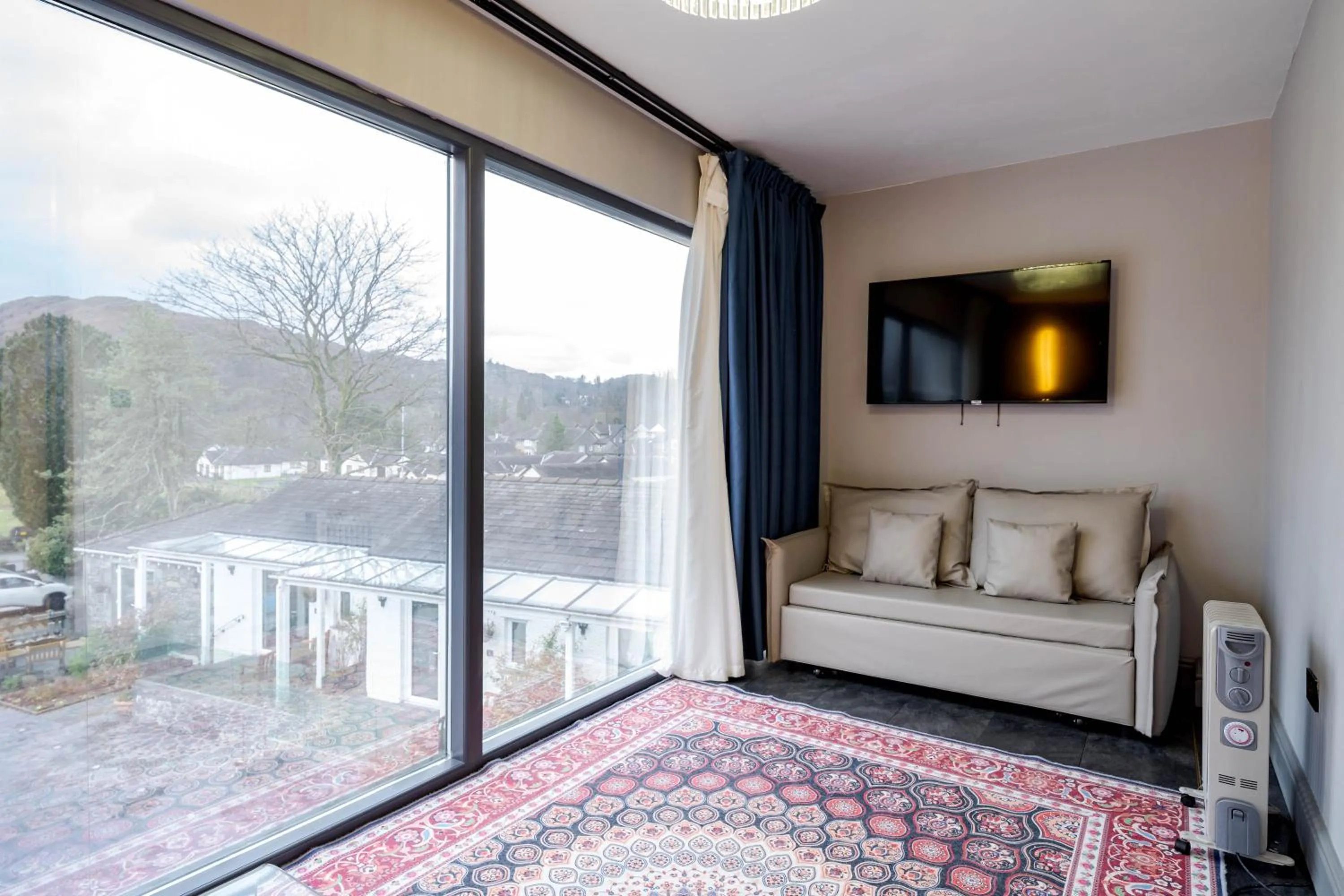 Bed in Waterhead Rooms & Suites - Parking Available Onsite