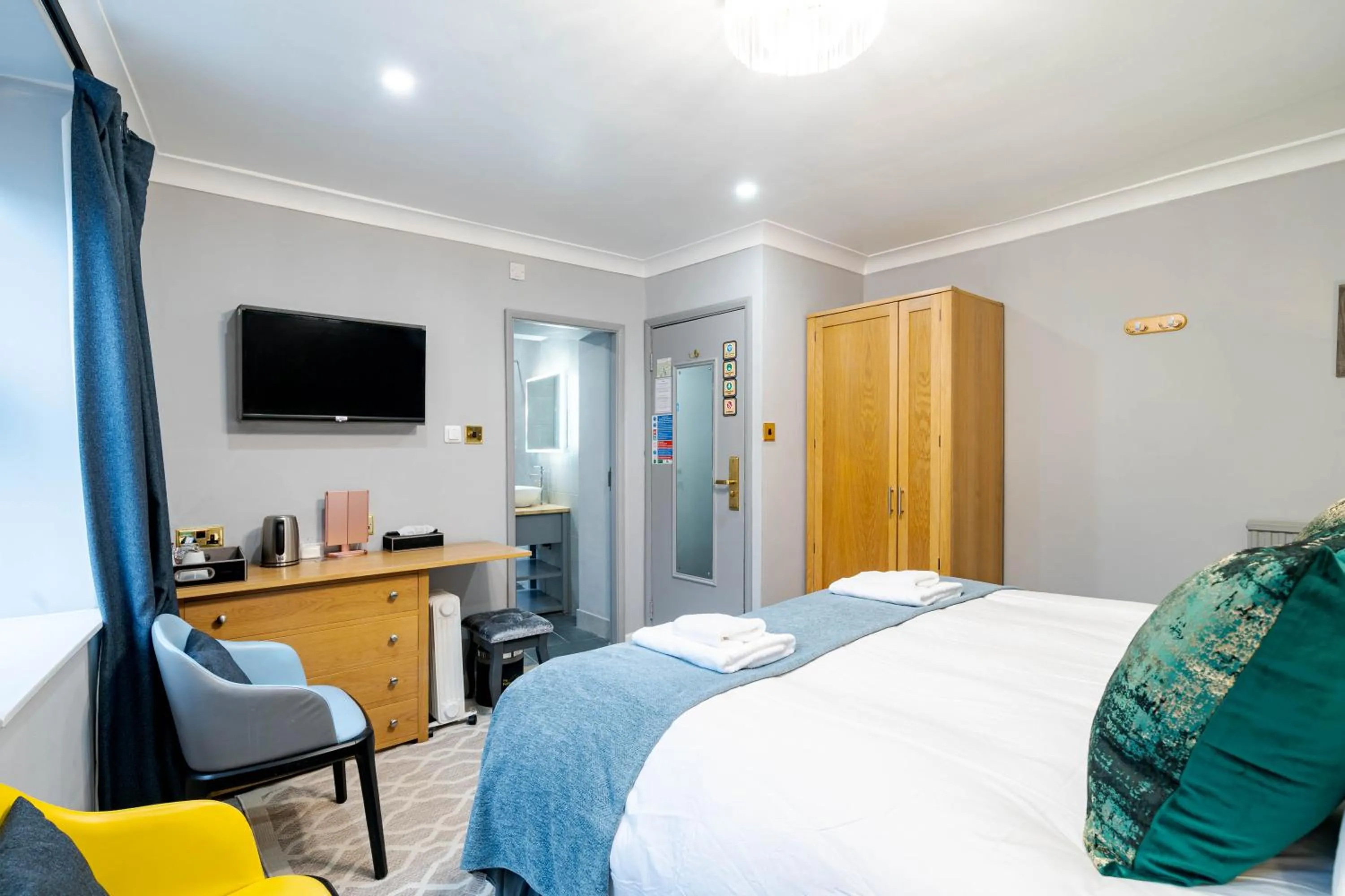 Bed in Waterhead Rooms & Suites - Parking Available Onsite