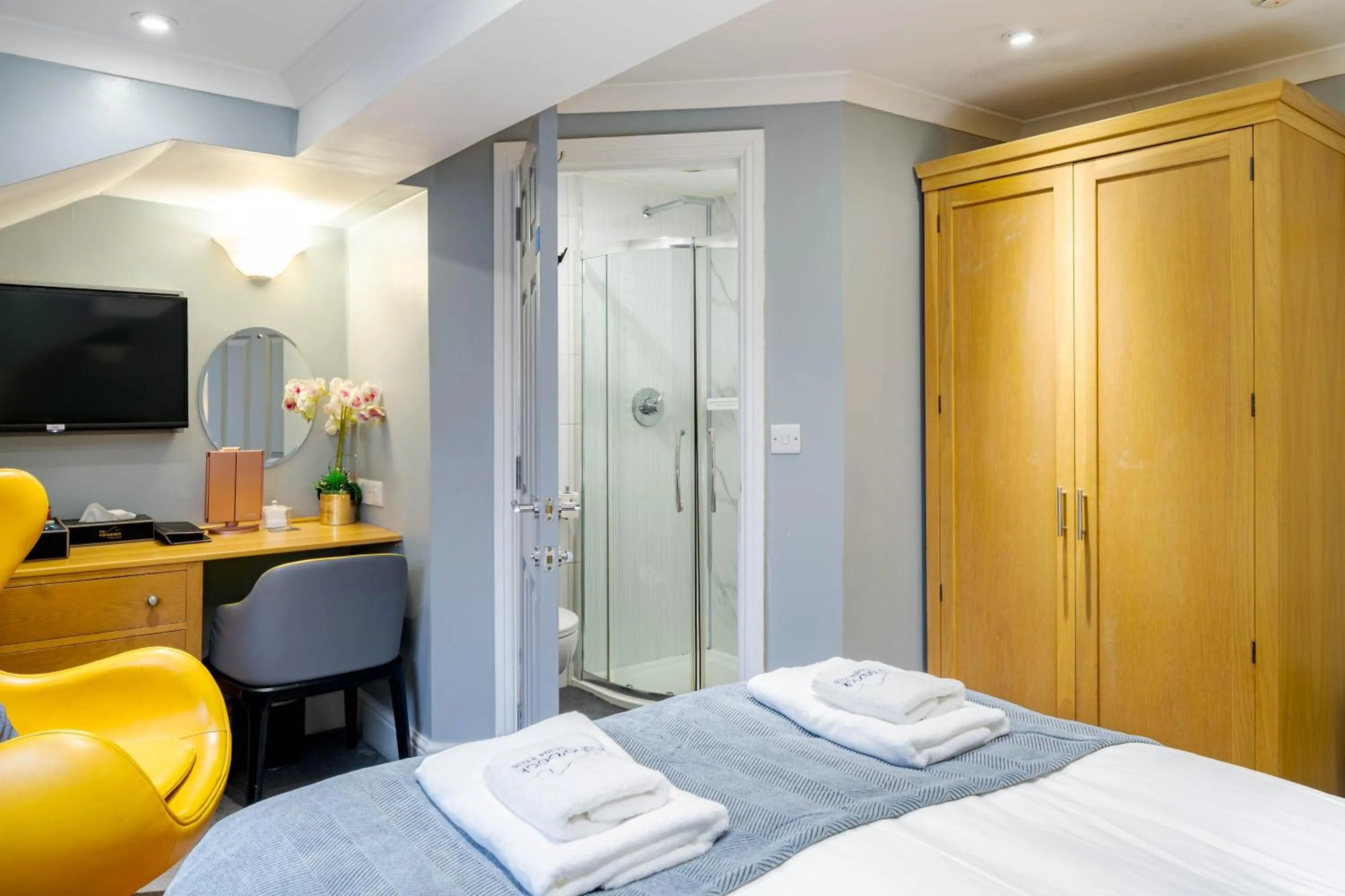 Bed in Waterhead Rooms & Suites - Parking Available Onsite