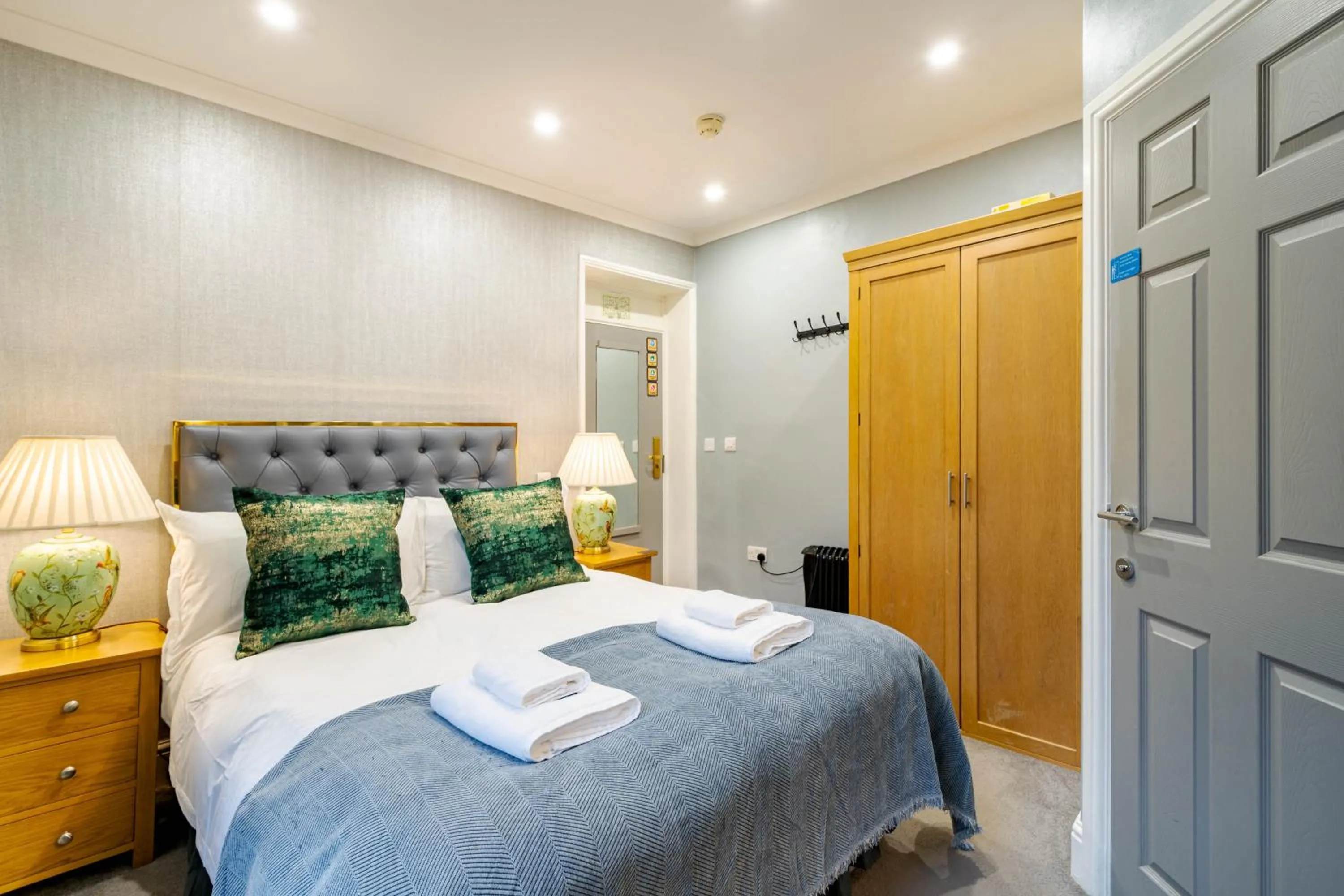 Bed in Waterhead Rooms & Suites - Parking Available Onsite