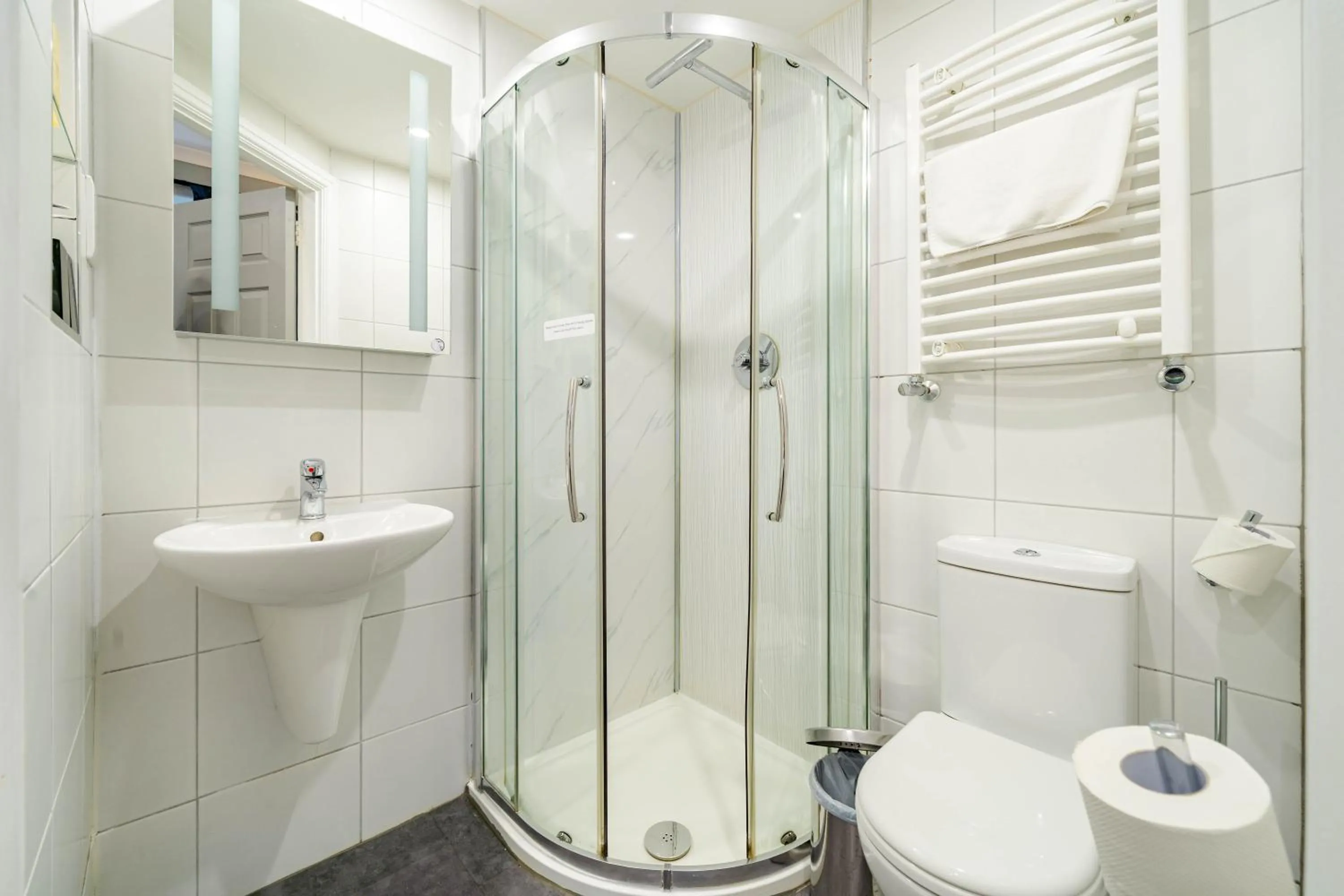 Waterhead Rooms & Suites - Parking Available Onsite