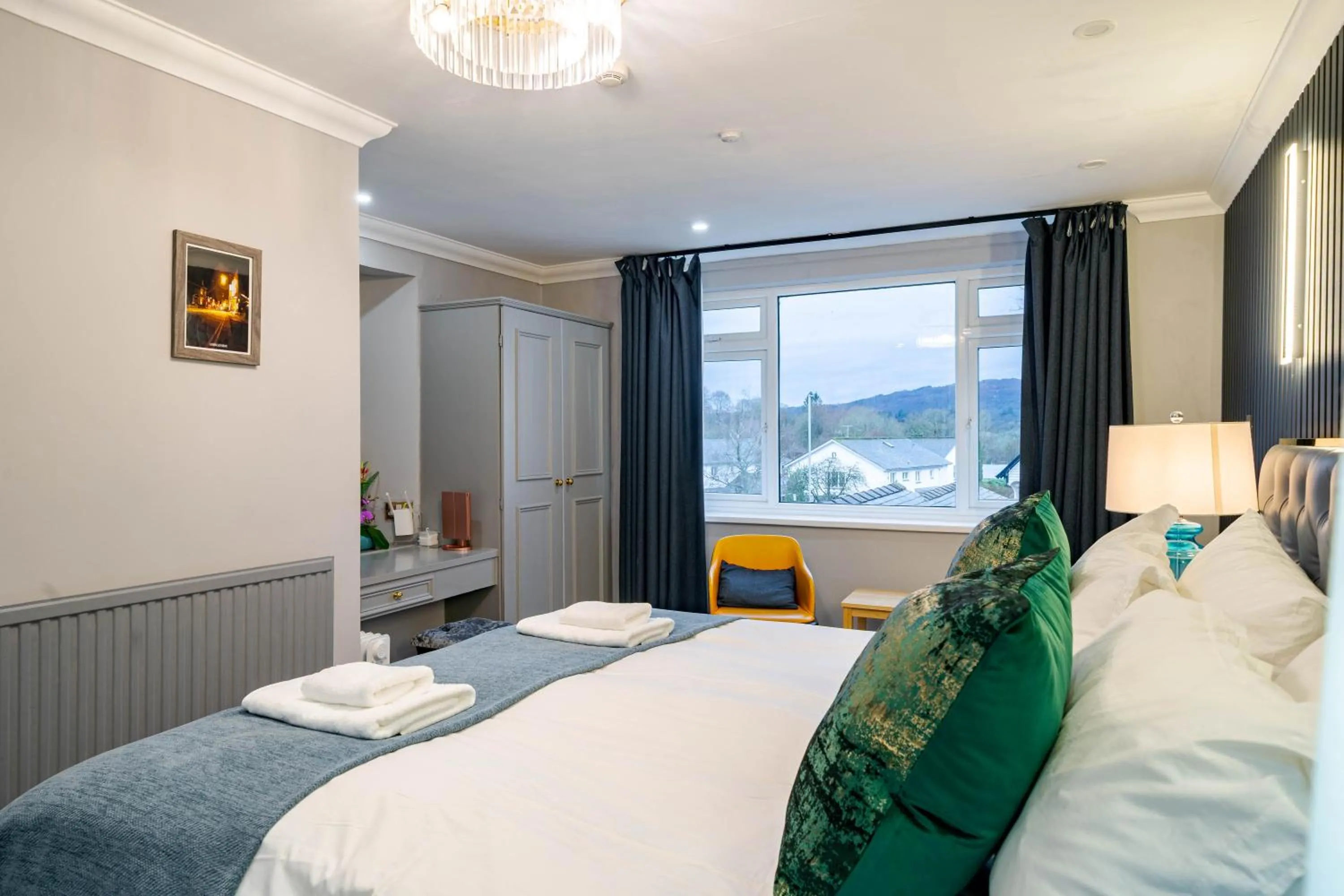 Bed in Waterhead Rooms & Suites - Parking Available Onsite