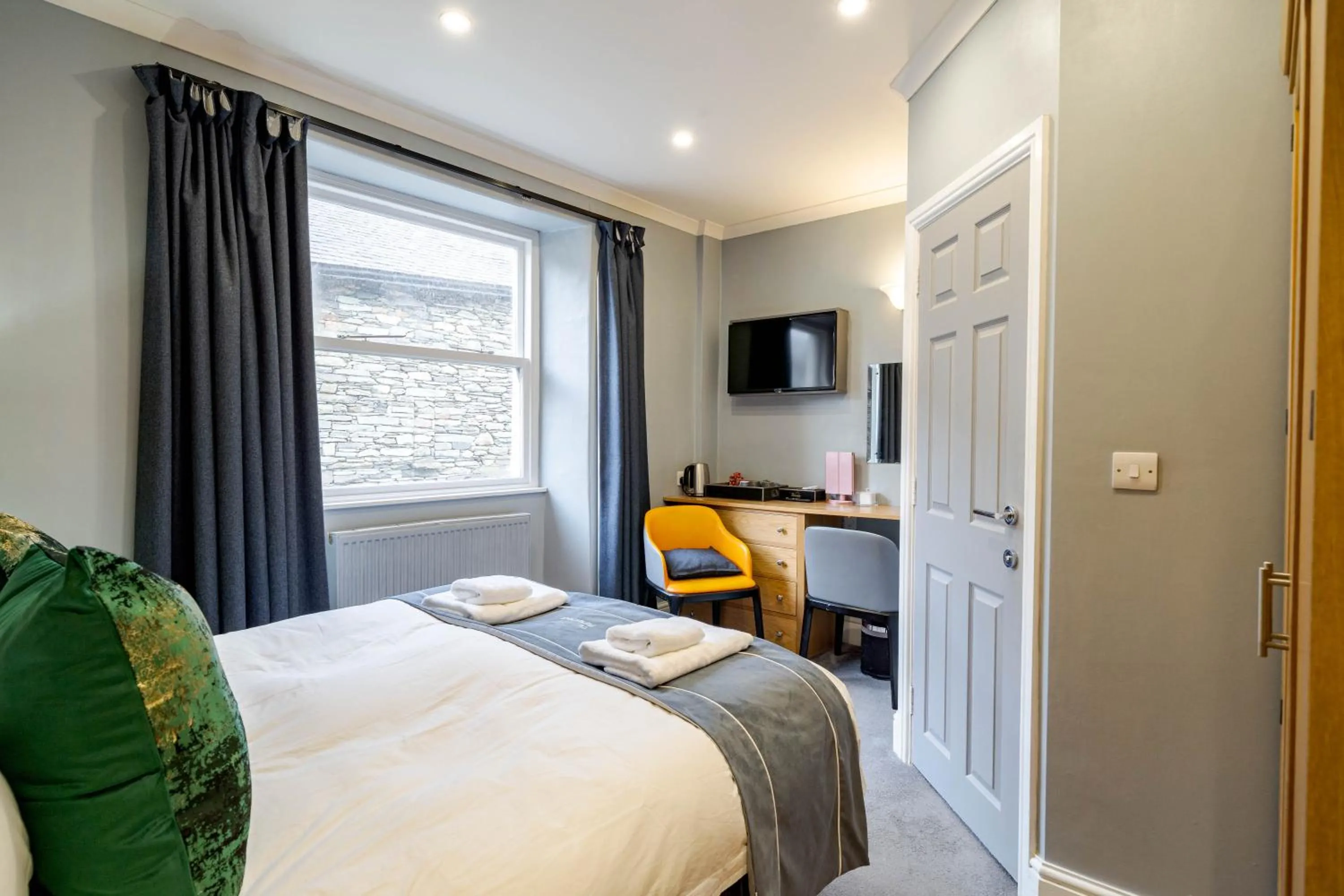 Bed in Waterhead Rooms & Suites - Parking Available Onsite
