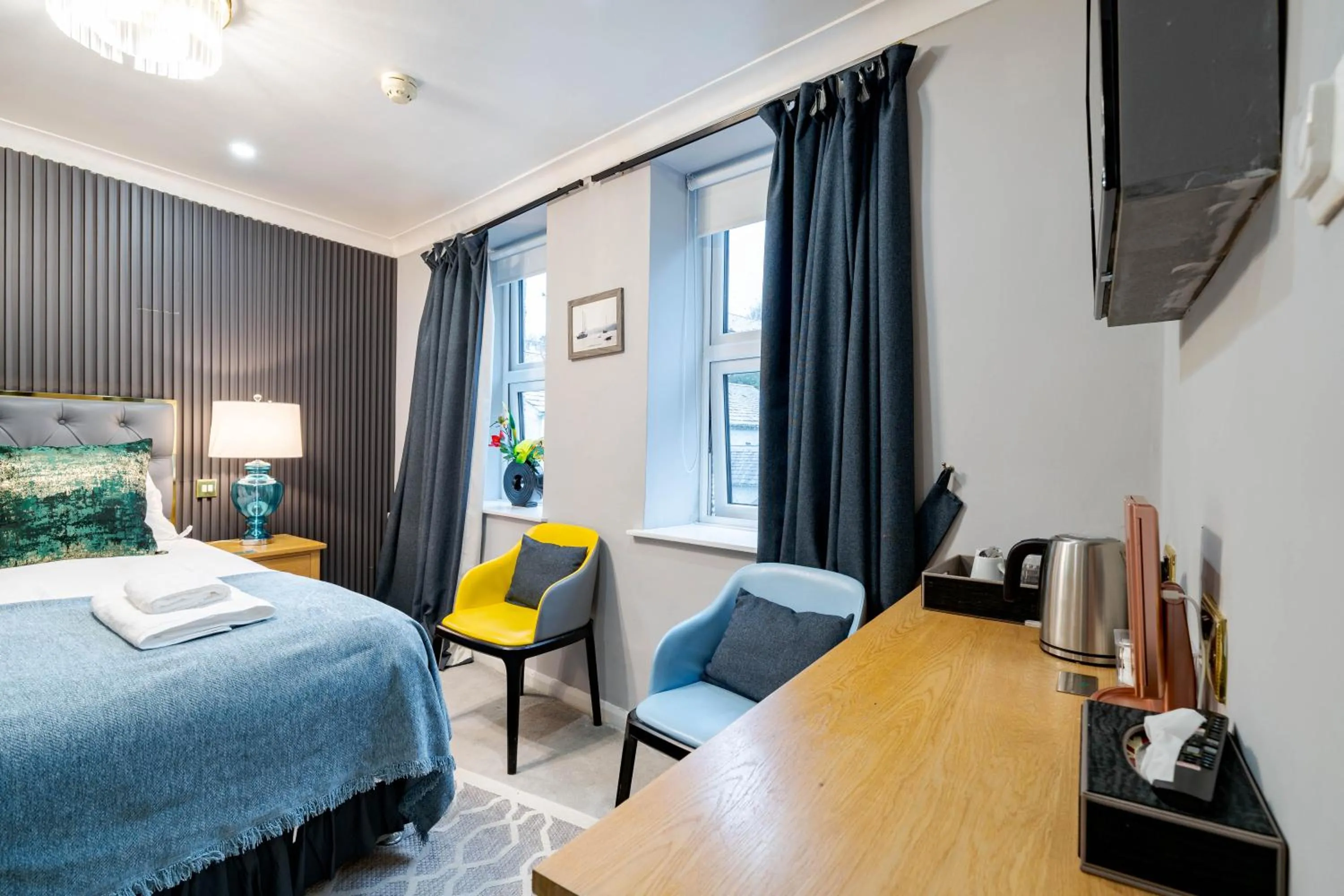Bed in Waterhead Rooms & Suites - Parking Available Onsite
