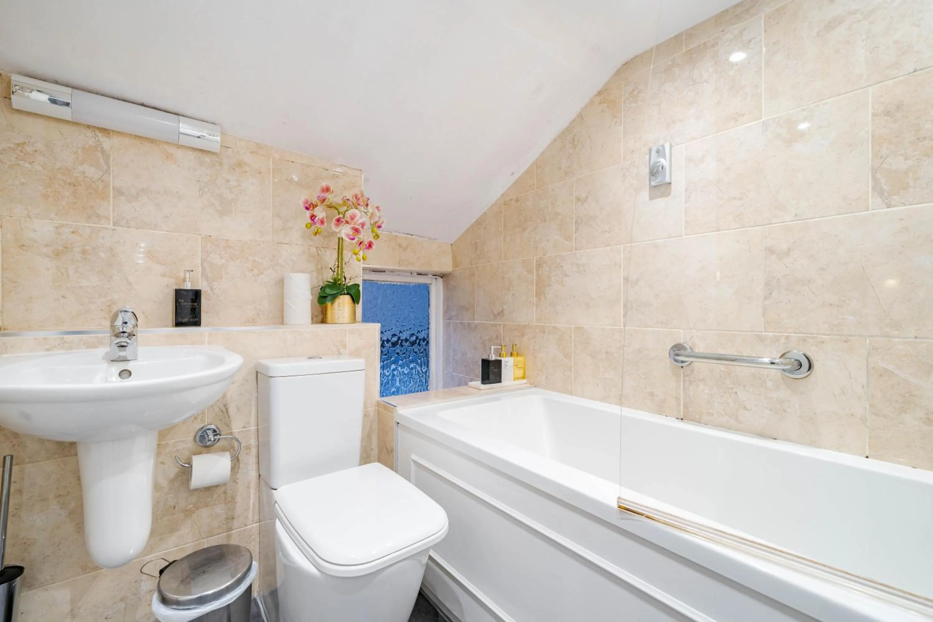 Waterhead Rooms & Suites - Parking Available Onsite