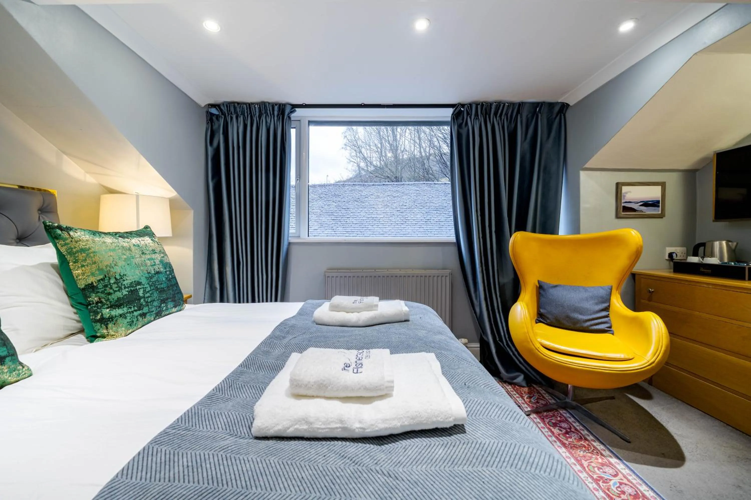 Bed in Waterhead Rooms & Suites - Parking Available Onsite