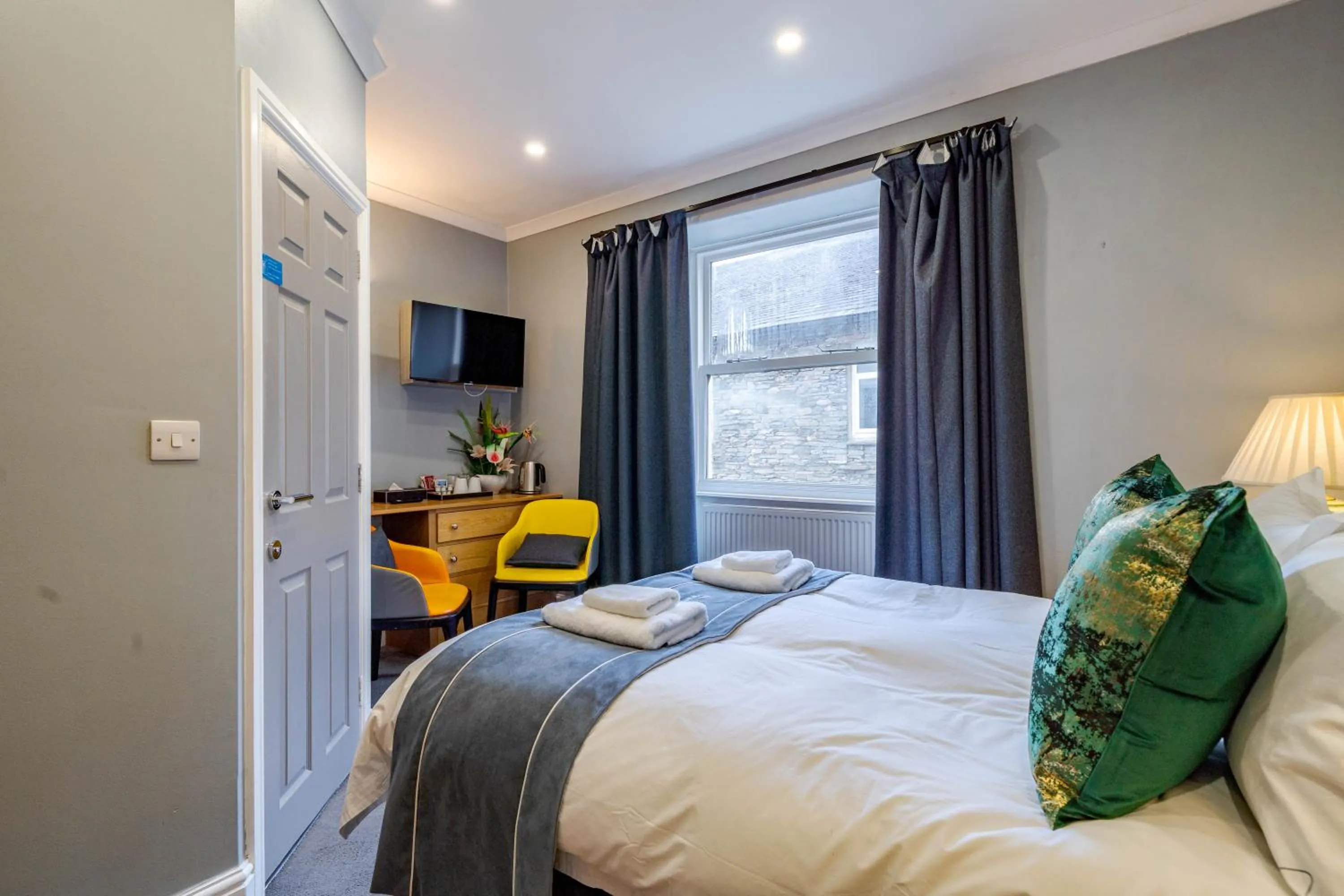Bed in Waterhead Rooms & Suites - Parking Available Onsite