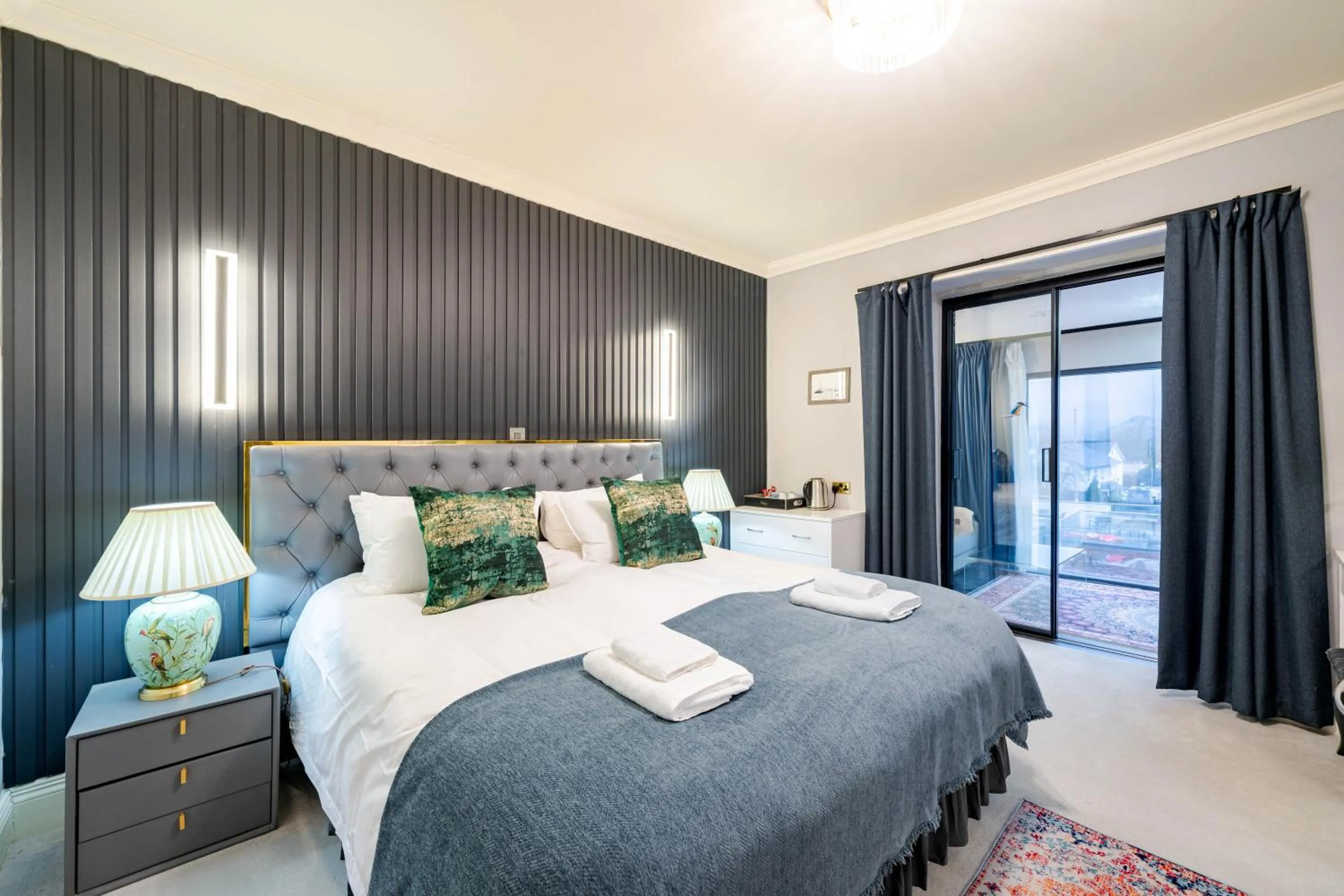Bed in Waterhead Rooms & Suites - Parking Available Onsite