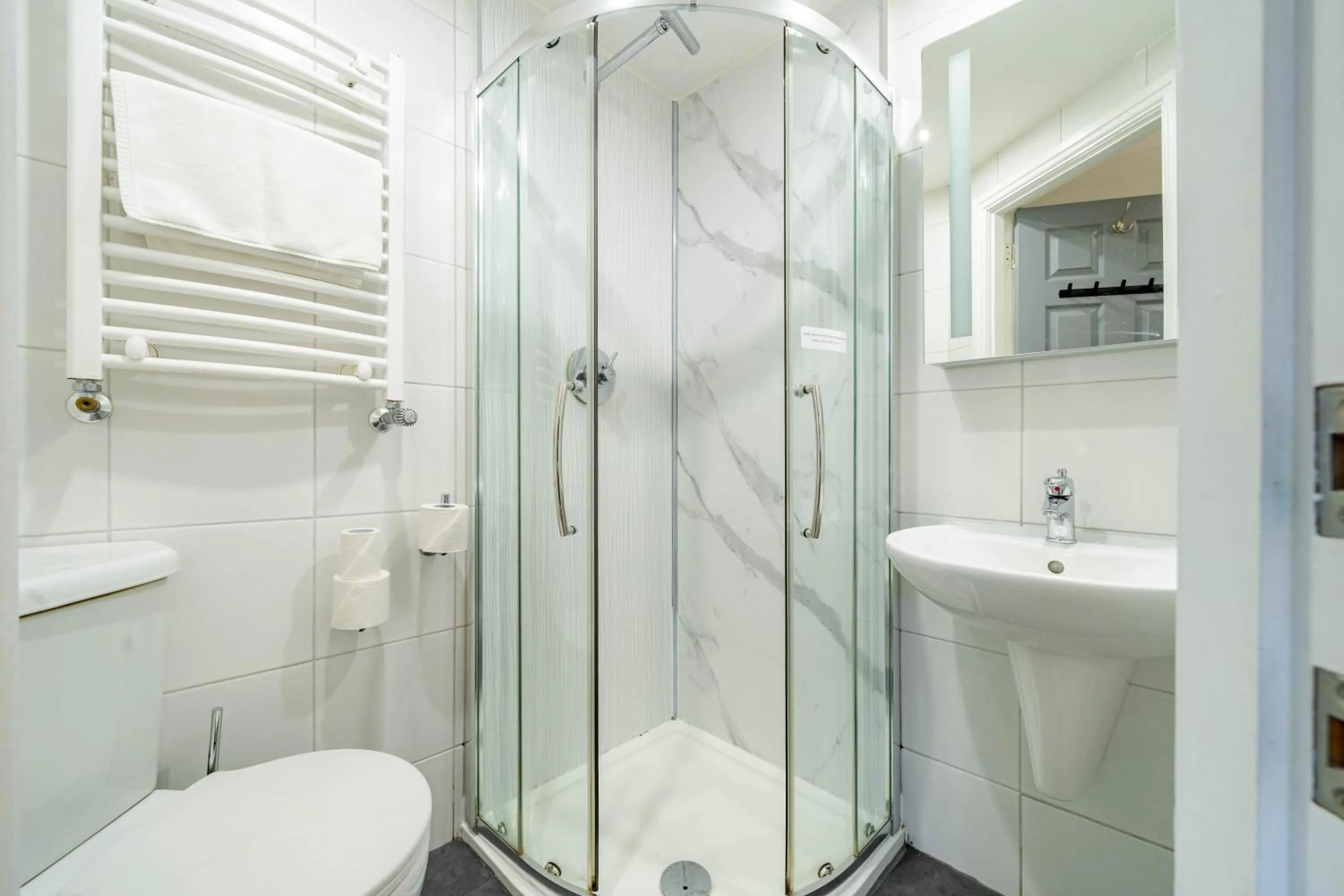 Waterhead Rooms & Suites - Parking Available Onsite