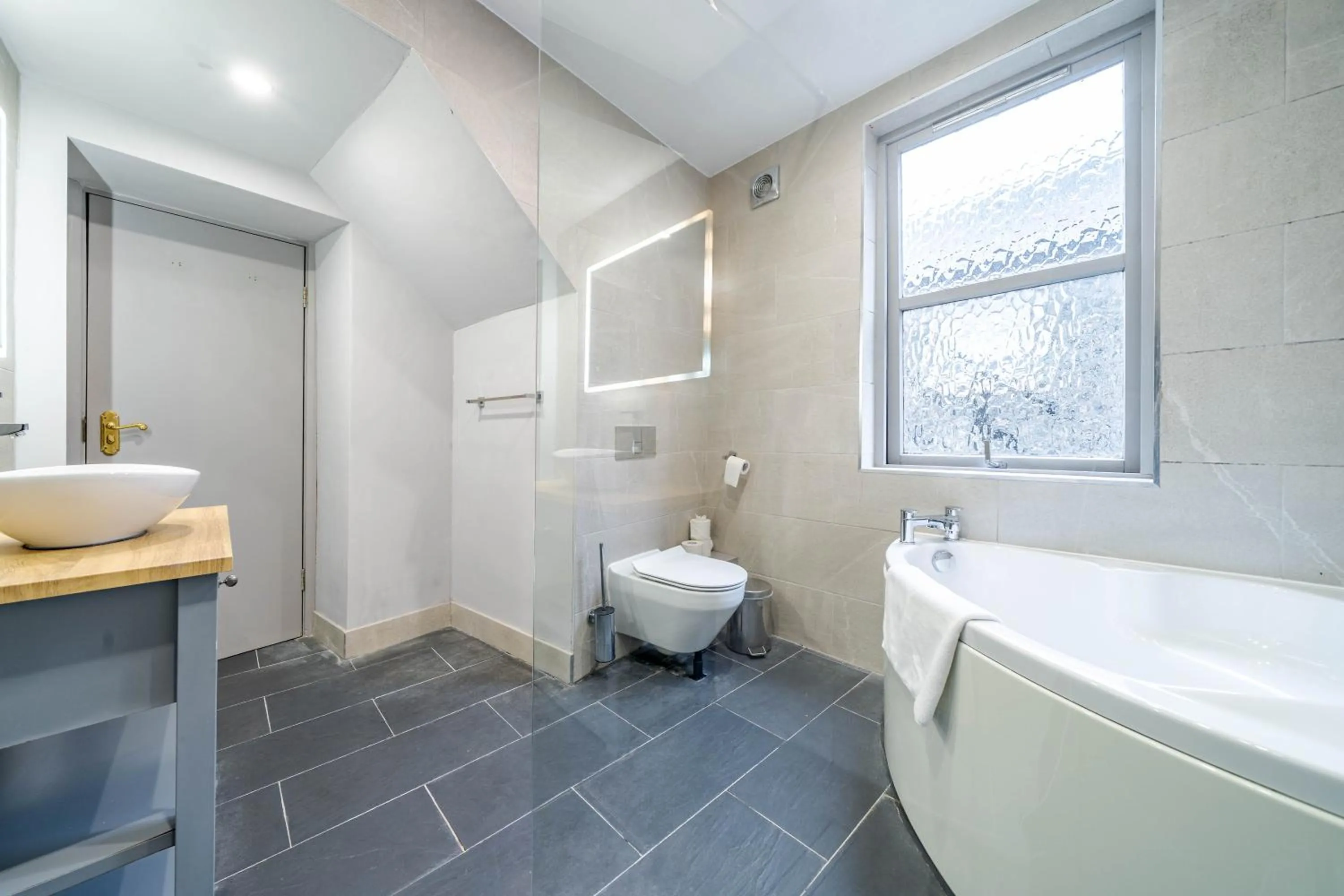 Waterhead Rooms & Suites - Parking Available Onsite