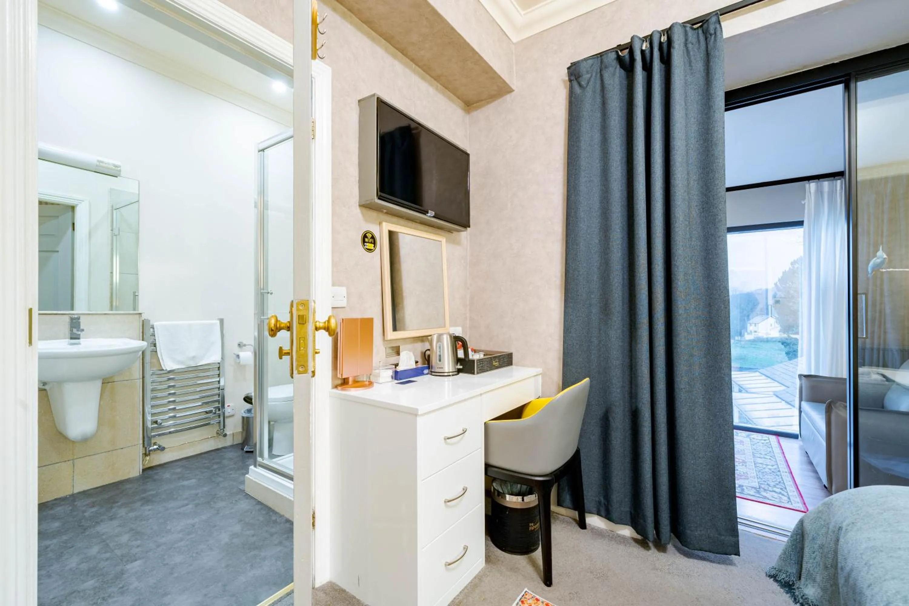 Waterhead Rooms & Suites - Parking Available Onsite