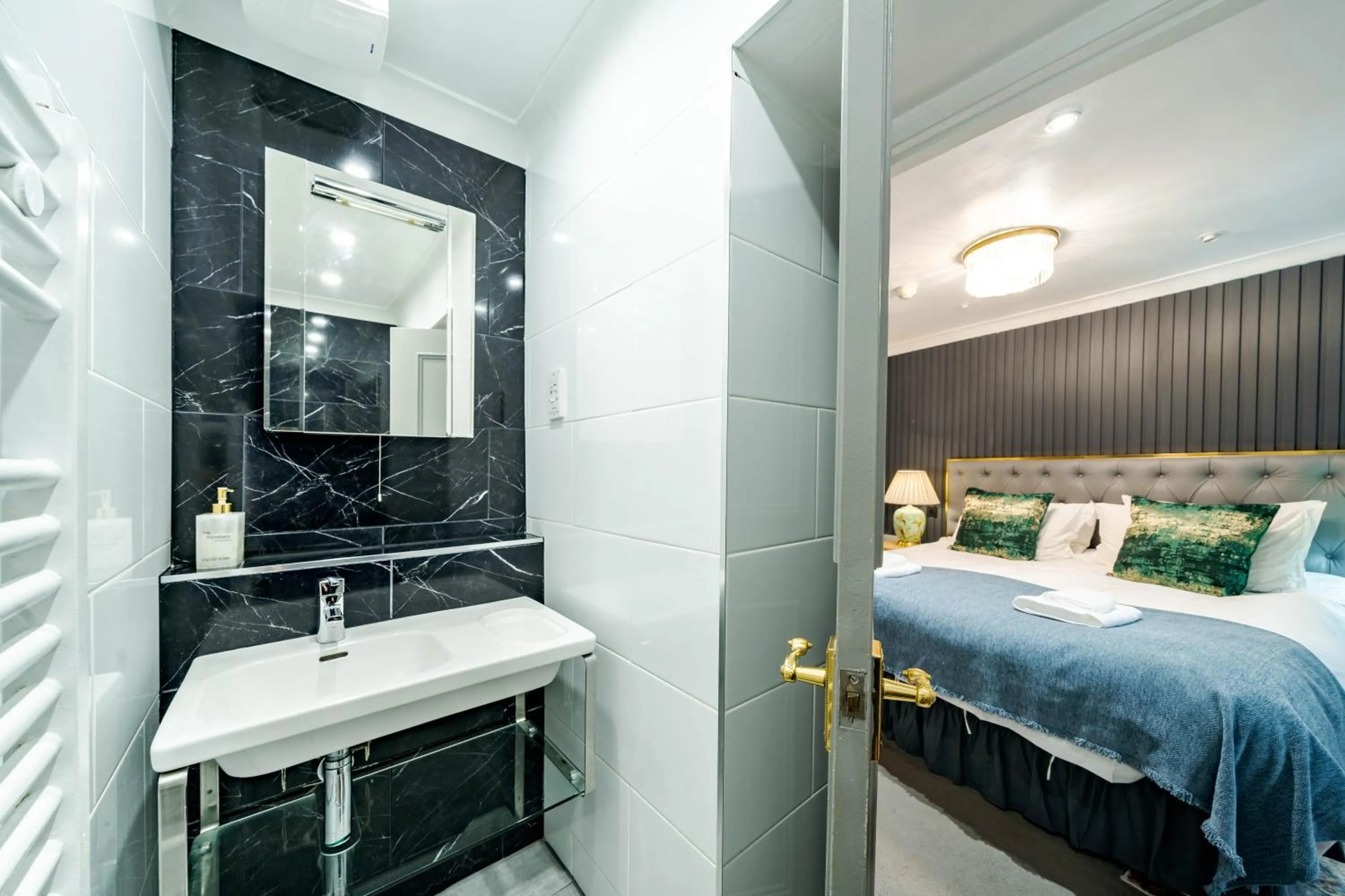 Bed in Waterhead Rooms & Suites - Parking Available Onsite
