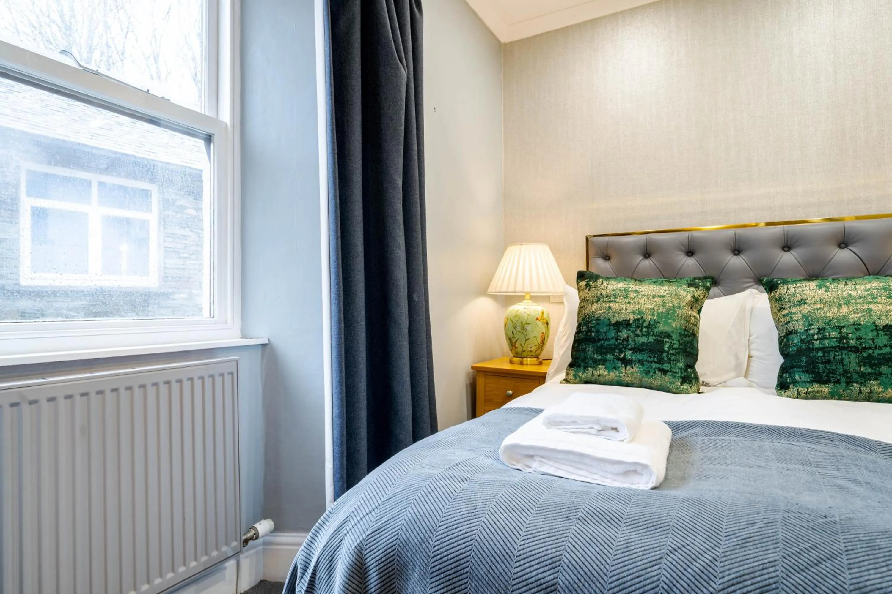 Bed in Waterhead Rooms & Suites - Parking Available Onsite