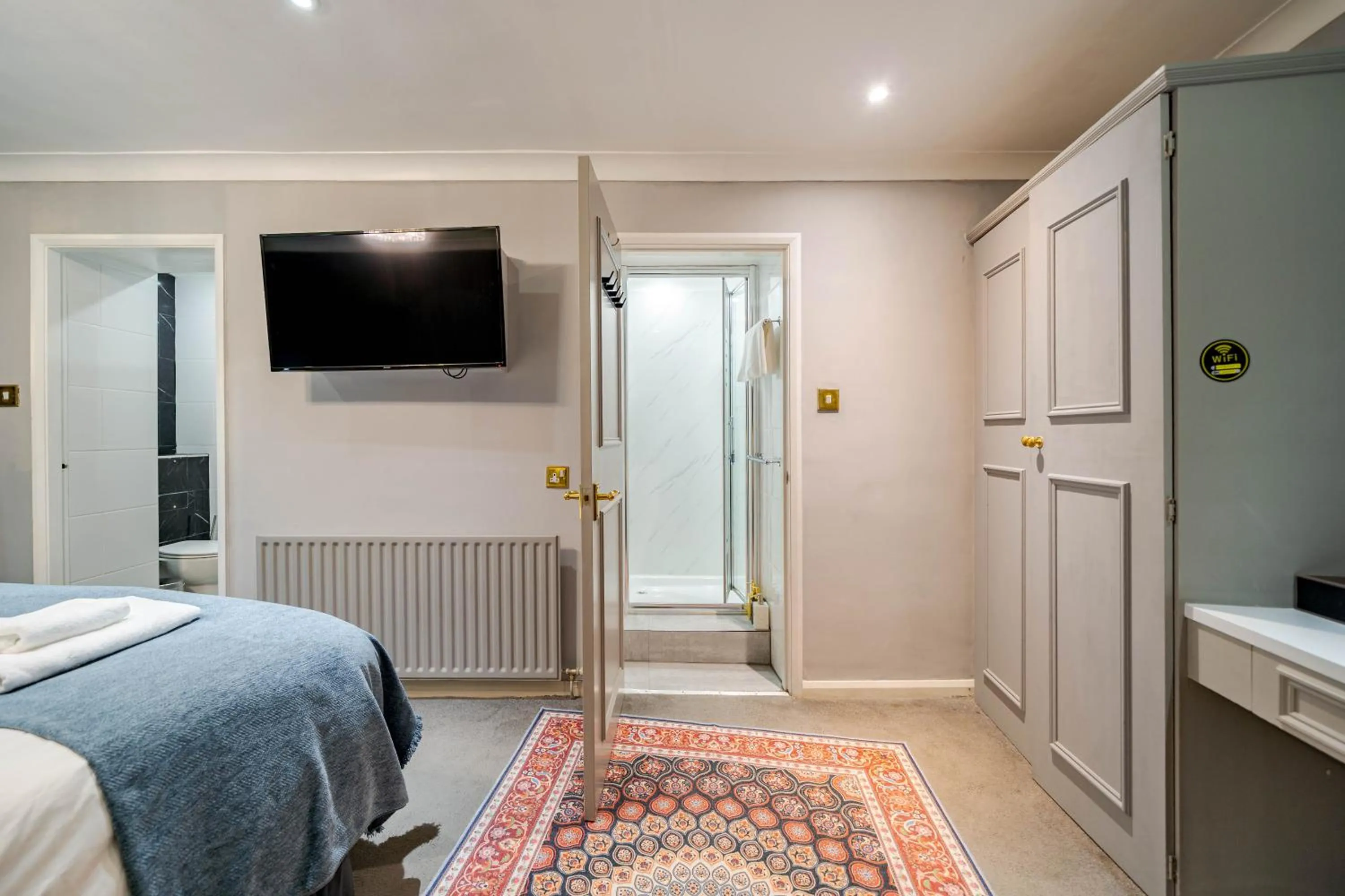 Bed in Waterhead Rooms & Suites - Parking Available Onsite