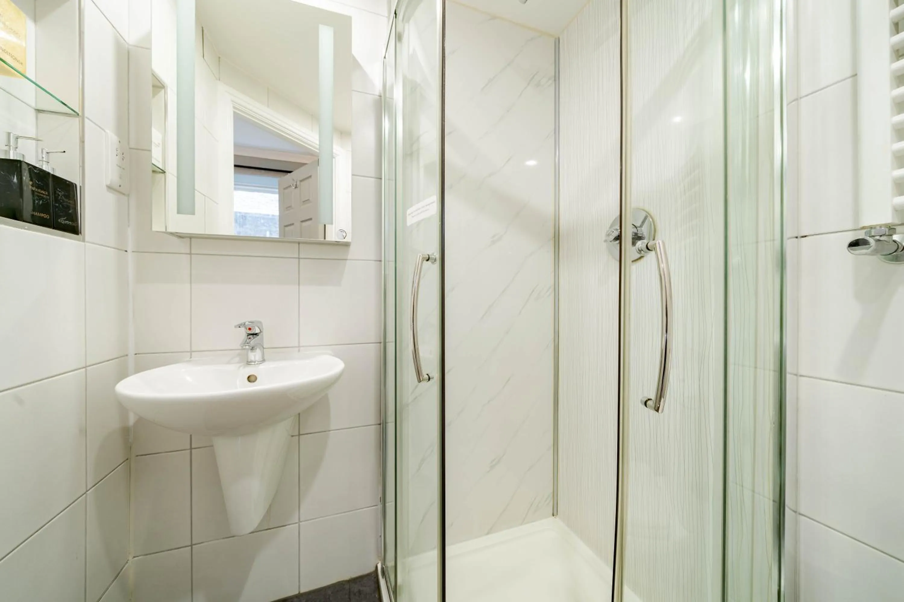 Waterhead Rooms & Suites - Parking Available Onsite