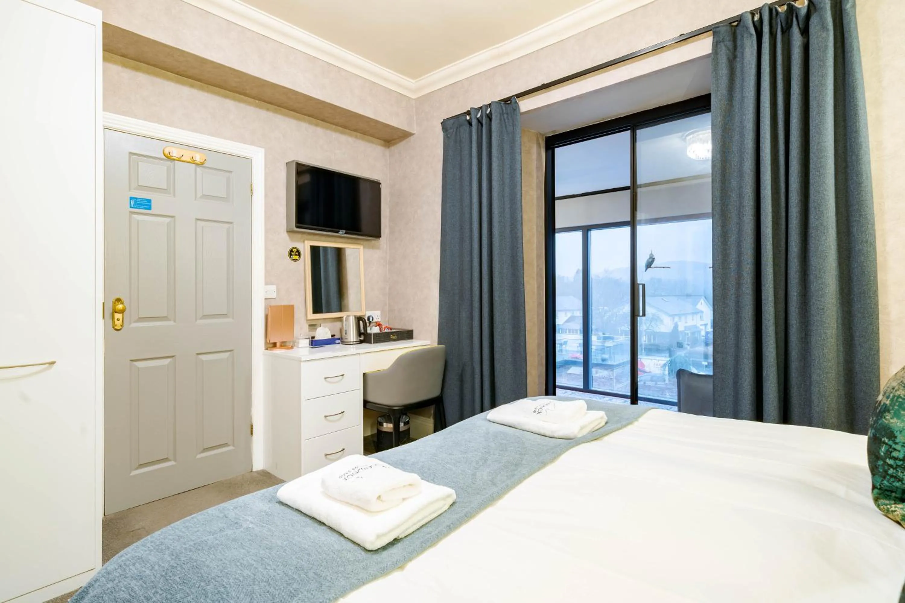 Bed in Waterhead Rooms & Suites - Parking Available Onsite