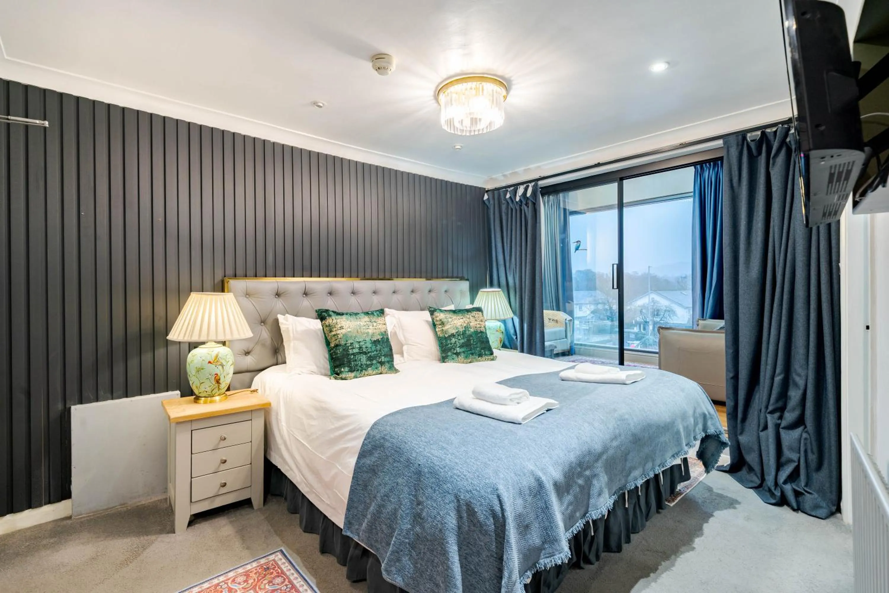 Bed in Waterhead Rooms & Suites - Parking Available Onsite
