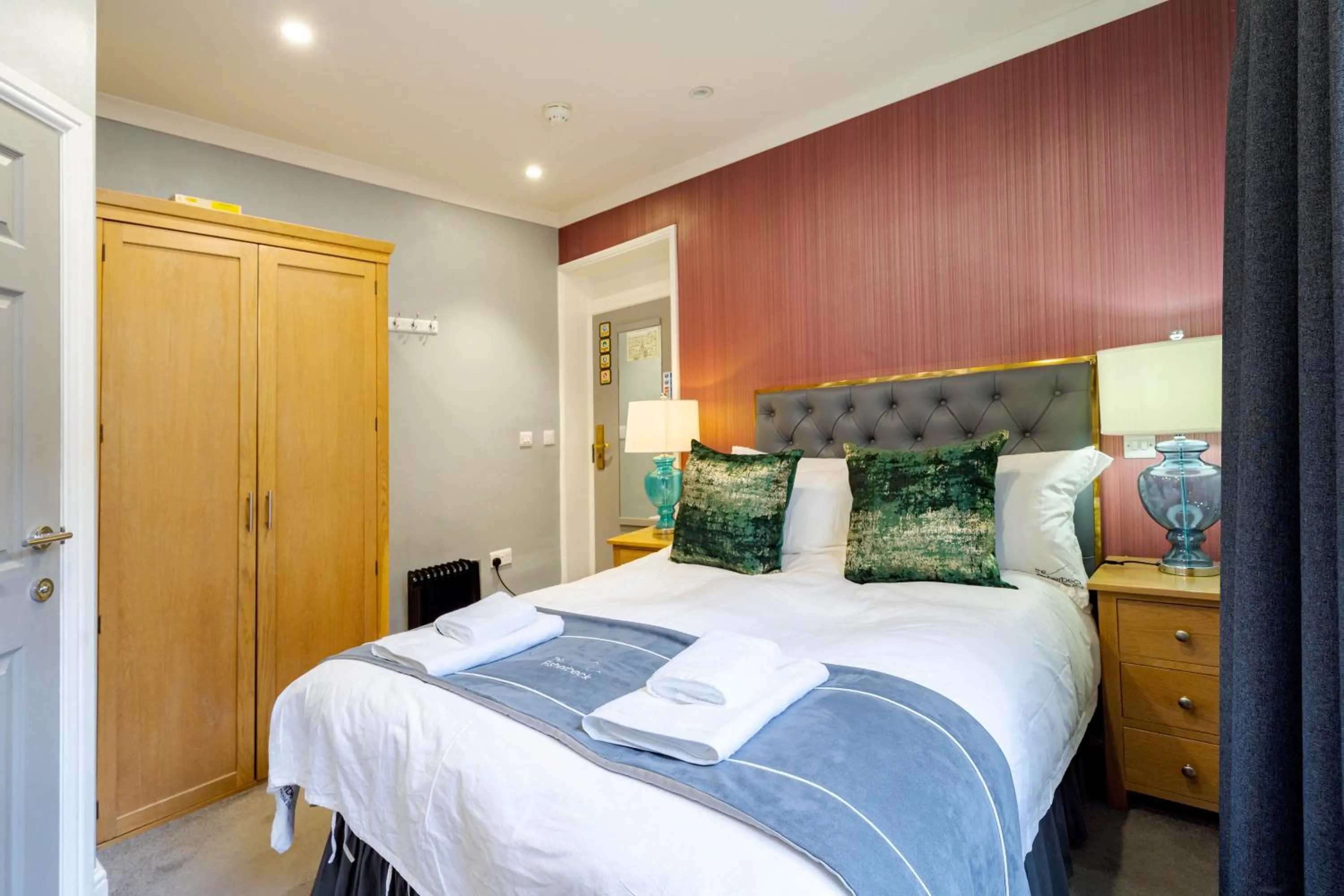 Bed in Waterhead Rooms & Suites - Parking Available Onsite