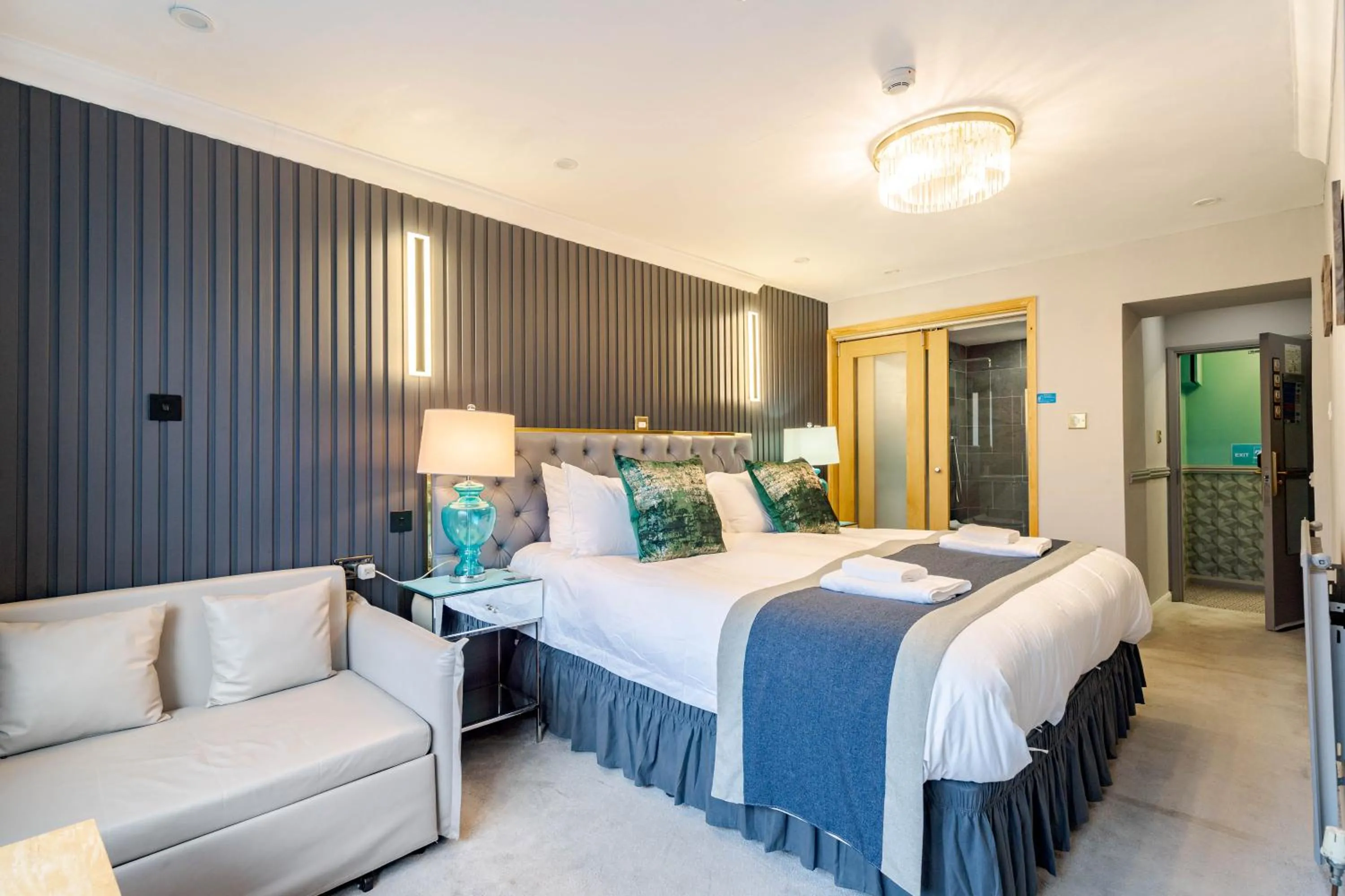 Bed in Waterhead Rooms & Suites - Parking Available Onsite