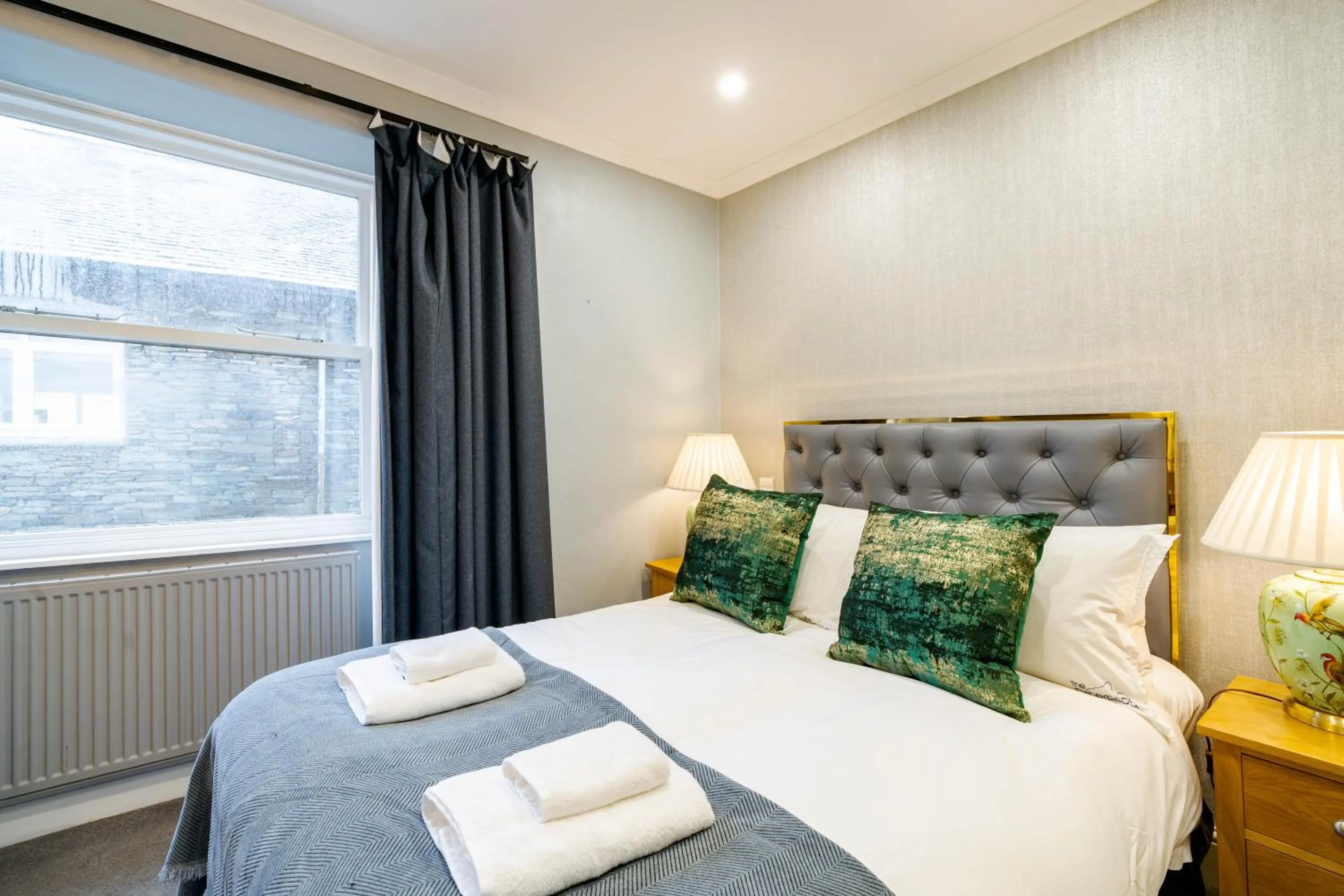 Bed in Waterhead Rooms & Suites - Parking Available Onsite