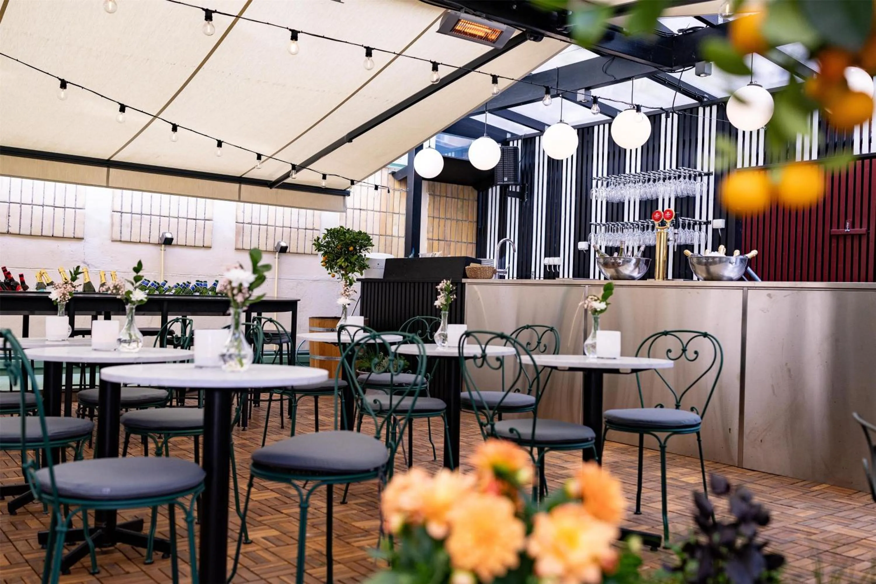 Lounge or bar in Best Western and hotel