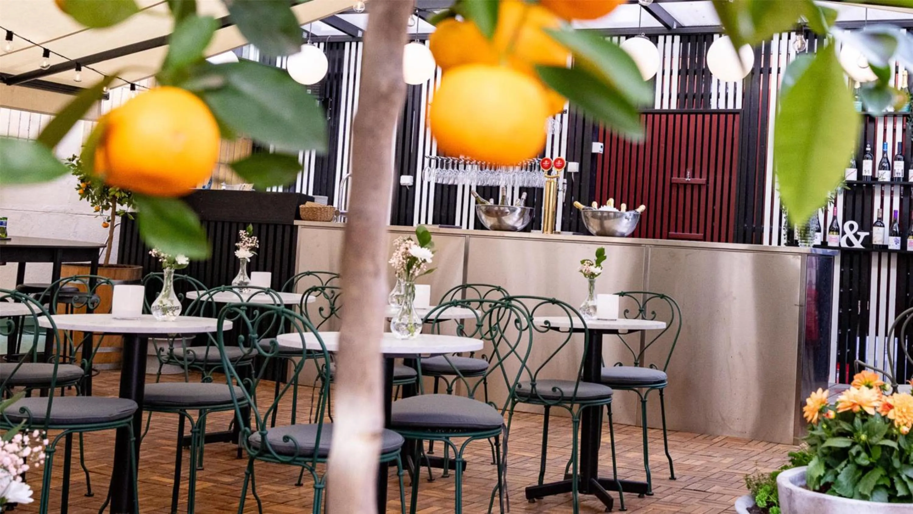 Lounge or bar in Best Western and hotel