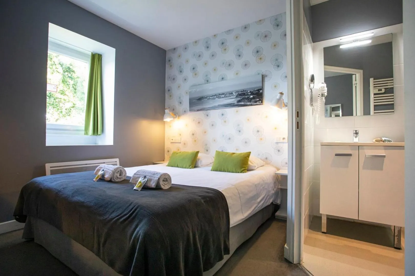 Photo of the whole room, Bed in Au Bout Du Quai