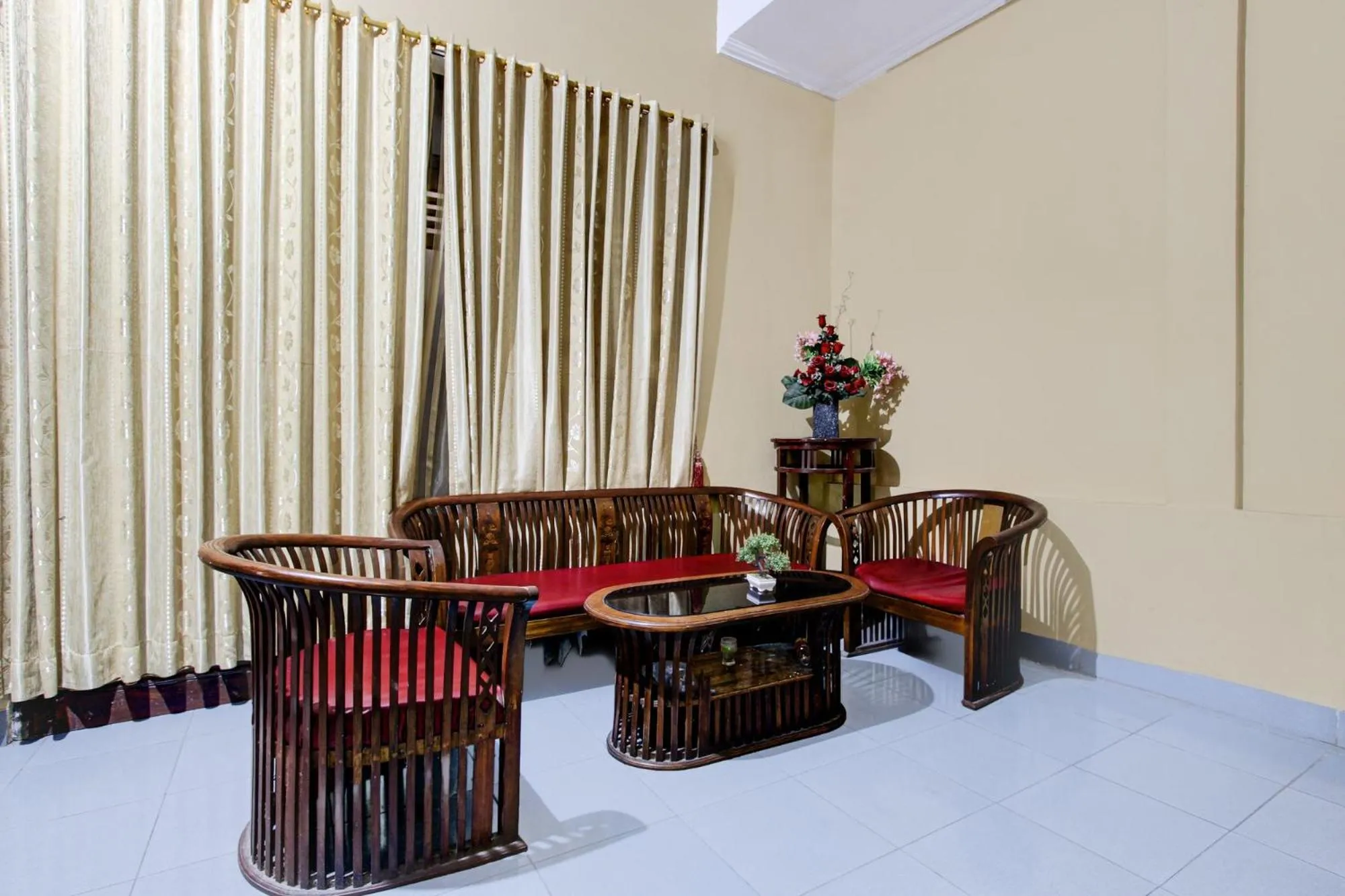 Seating area in Hotel O Near Tugu Yogyakarta 2 formerly Monjali Inn