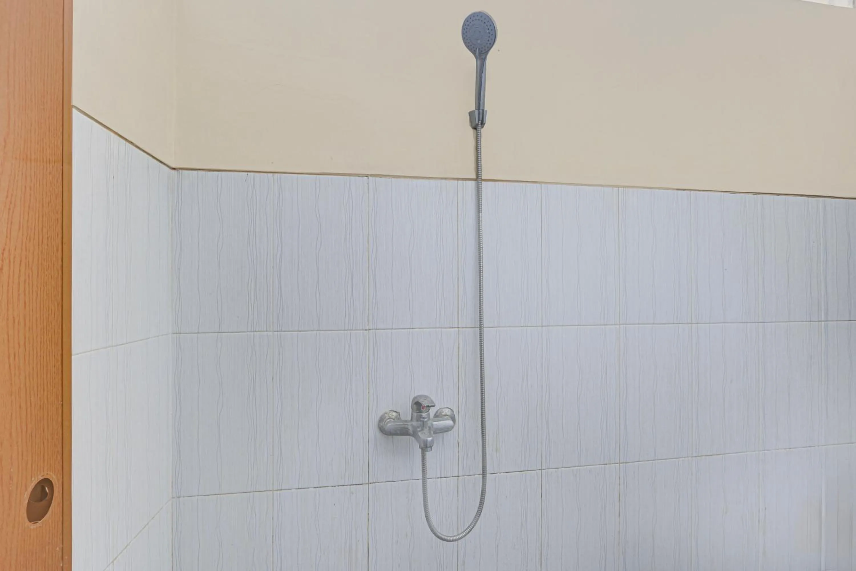 Bathroom in Hotel O Near Tugu Yogyakarta 2 formerly Monjali Inn