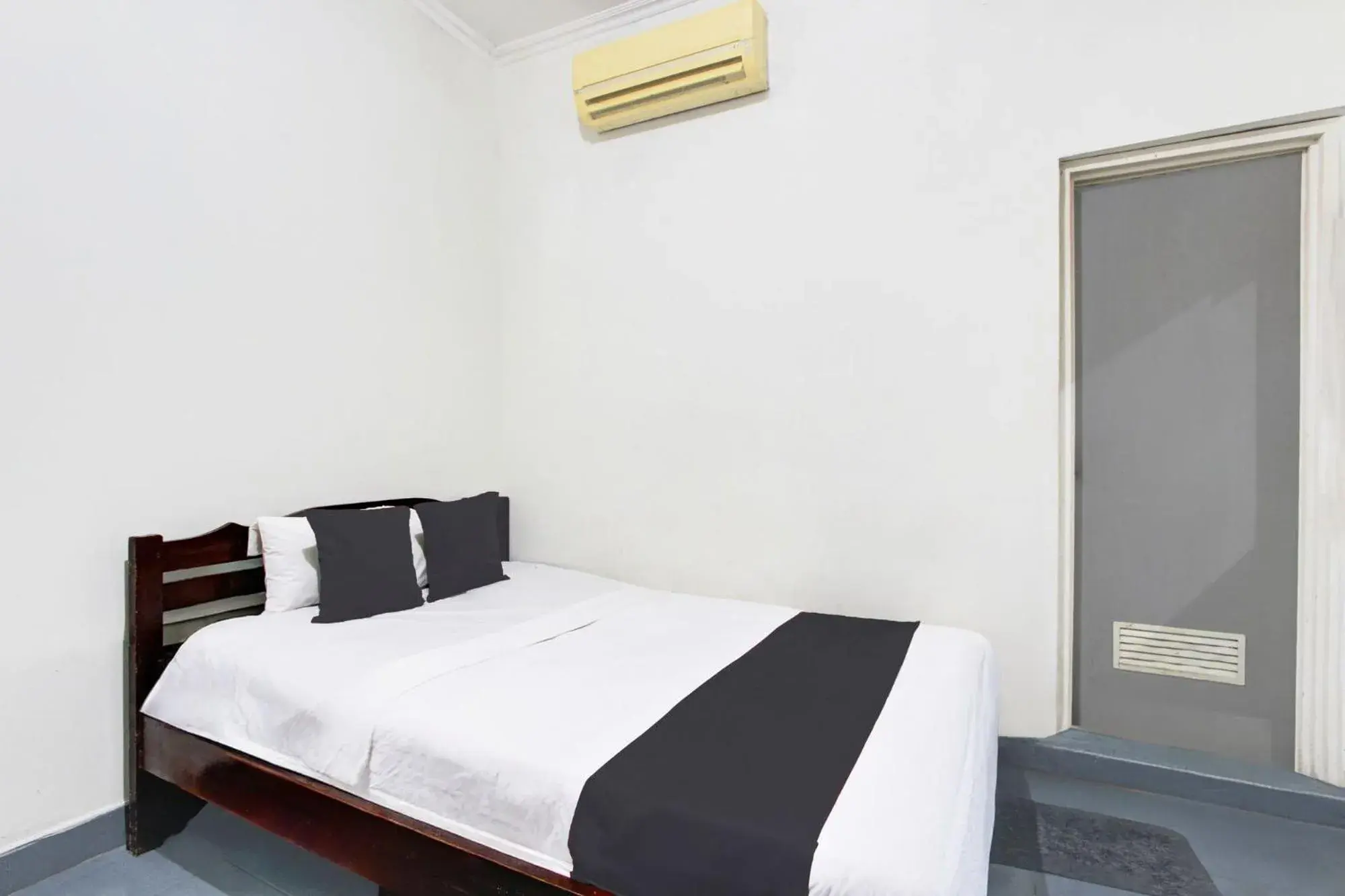 Deluxe Double Room in Hotel O Near Tugu Yogyakarta 2 formerly Monjali Inn Deluxe Double Room in Hotel O Near Tugu Yogyakarta 2 formerly Monjali Inn