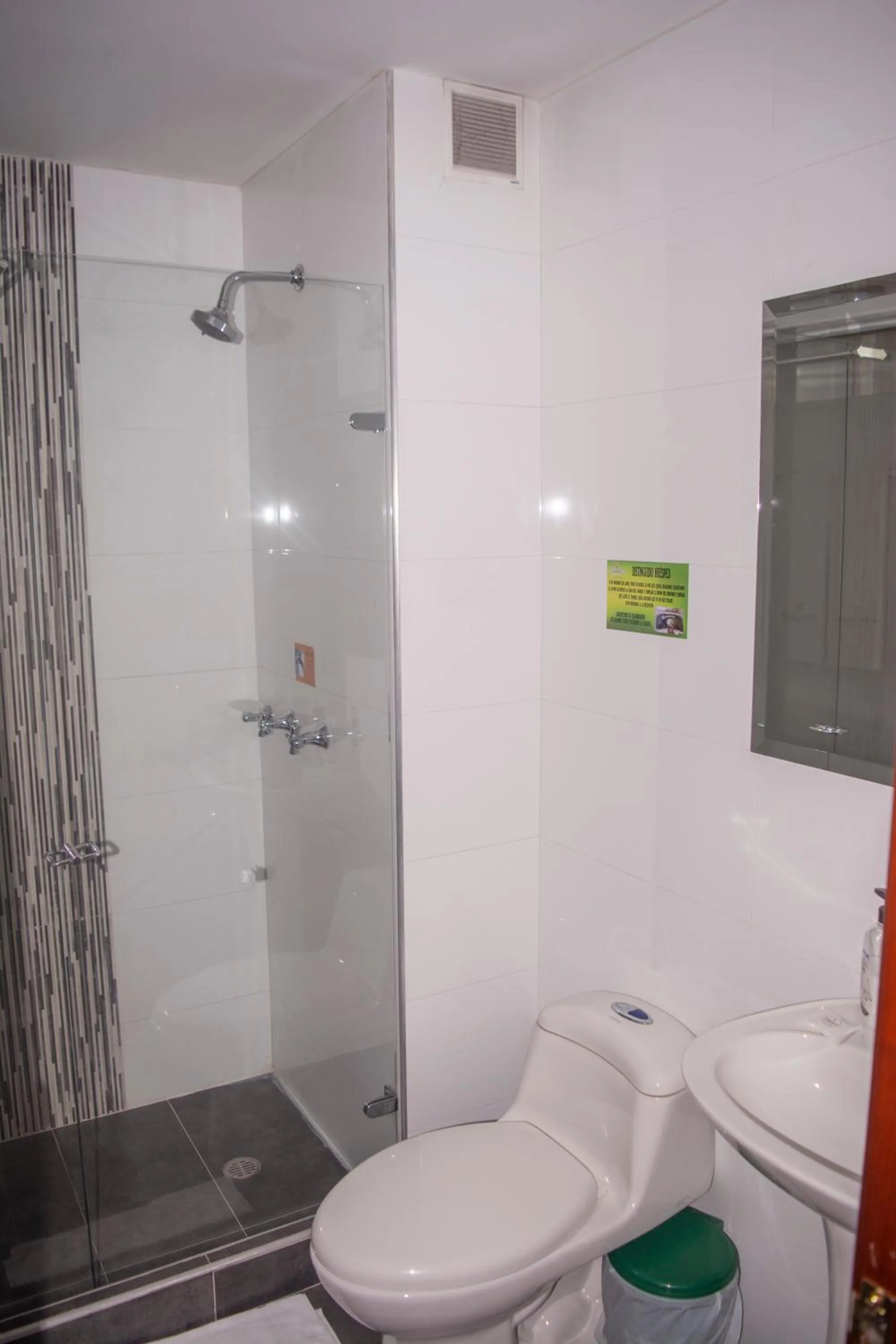 Bathroom in Hotel Milán